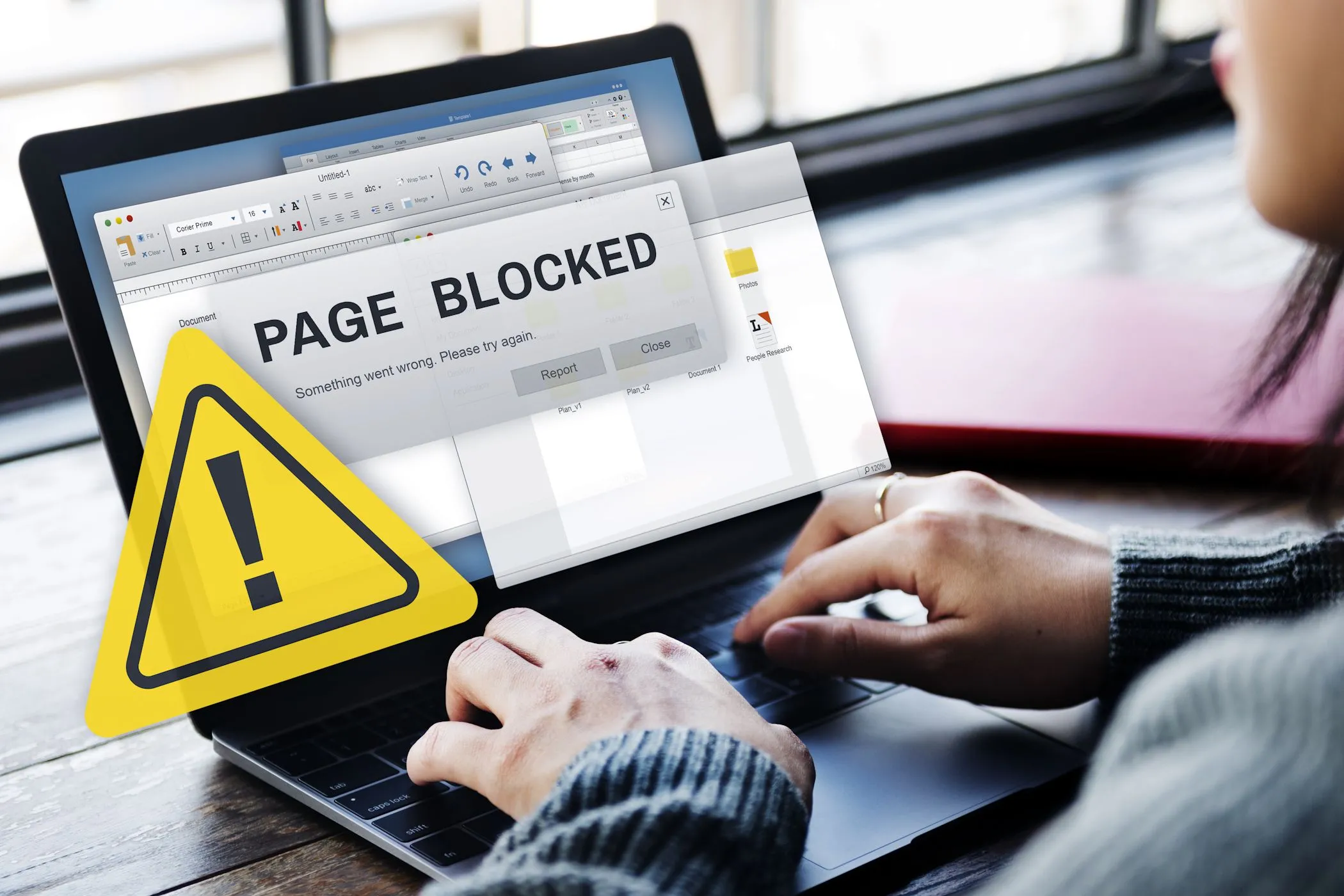 Màn hình laptop hiển thị trang web bị chặn, biểu tượng VPN, nhấn mạnh tầm quan trọng của việc duyệt web an toàn và sử dụng kết nối bảo mật để tránh malware.