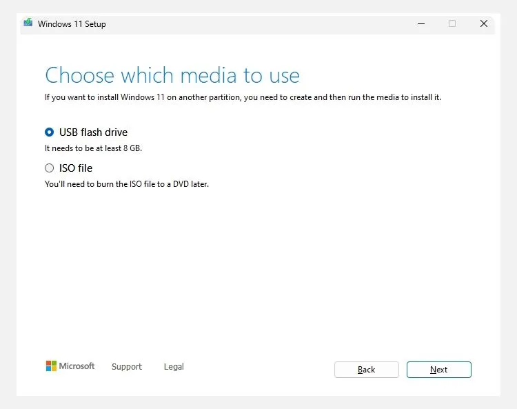 Màn hình lựa chọn phương tiện cài đặt Windows 11 trong Media Creation Tool, với tùy chọn USB flash drive được chọn.