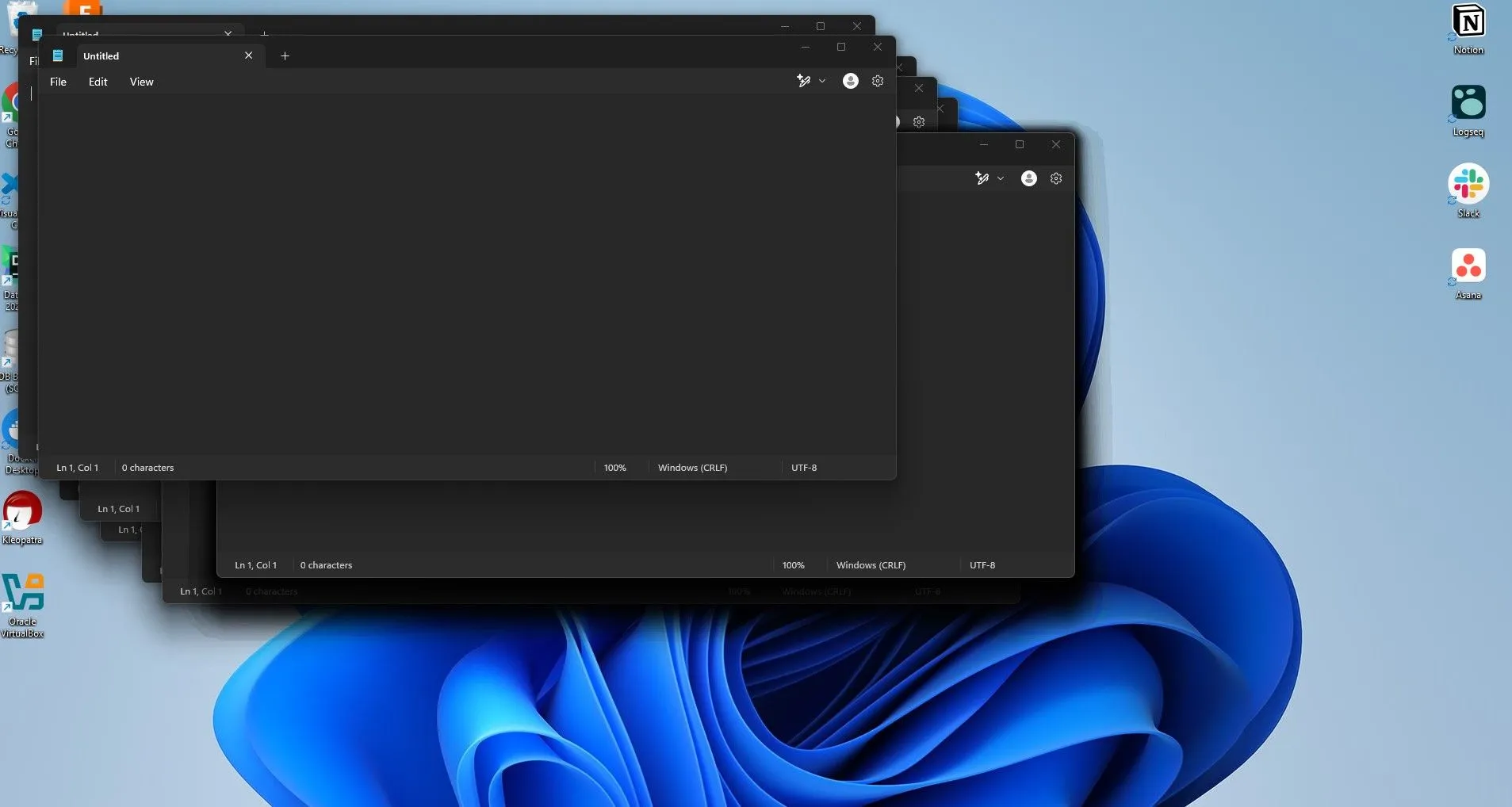 Màn hình máy tính hiển thị nhiều cửa sổ Notepad bật lên một cách tự động, minh họa trò đùa mở ứng dụng liên tục bằng PowerShell.