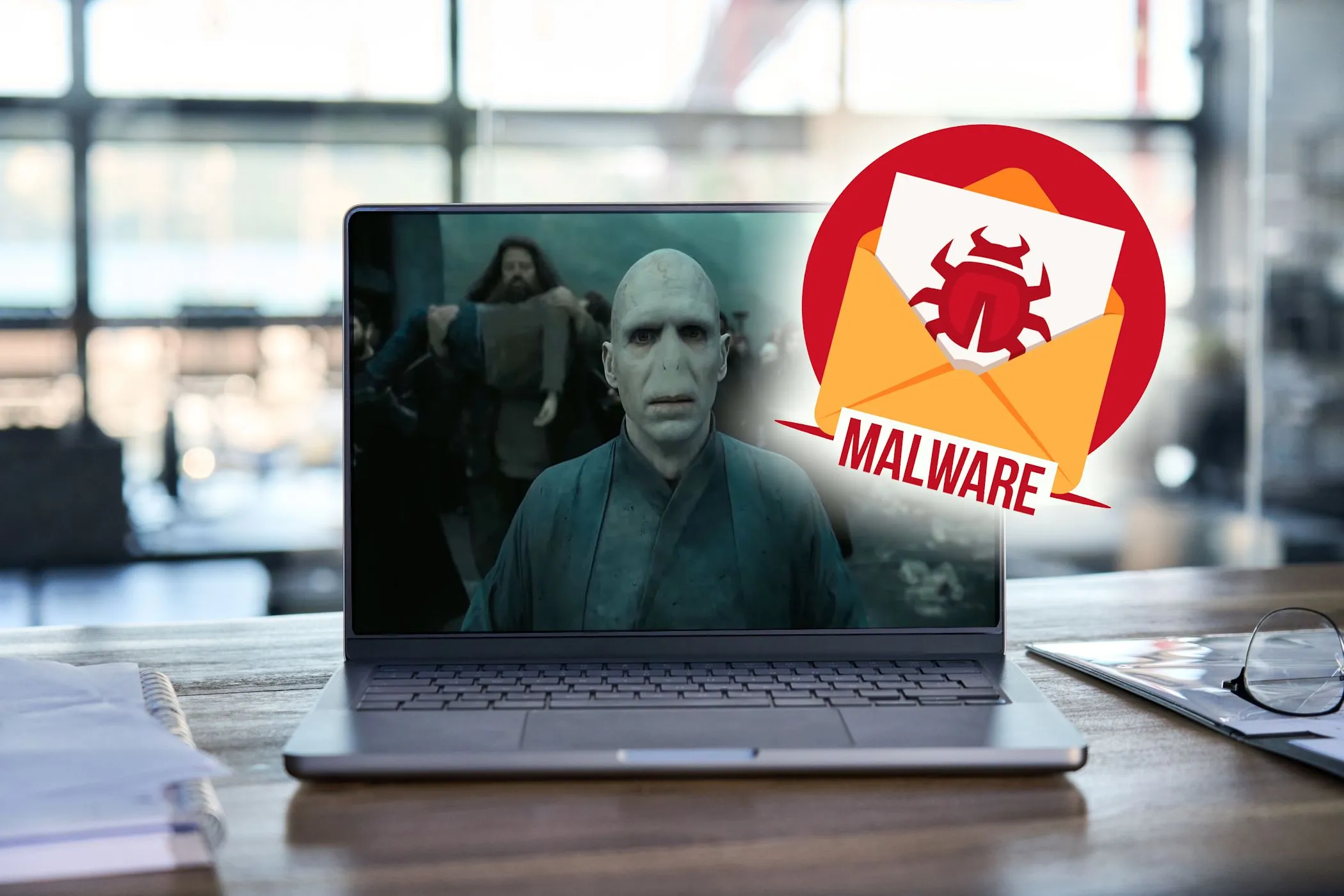 Màn hình máy tính xách tay hiển thị cảnh báo mã độc Voldemort, minh họa nguy cơ nhiễm virus khi truy cập Dark Web.