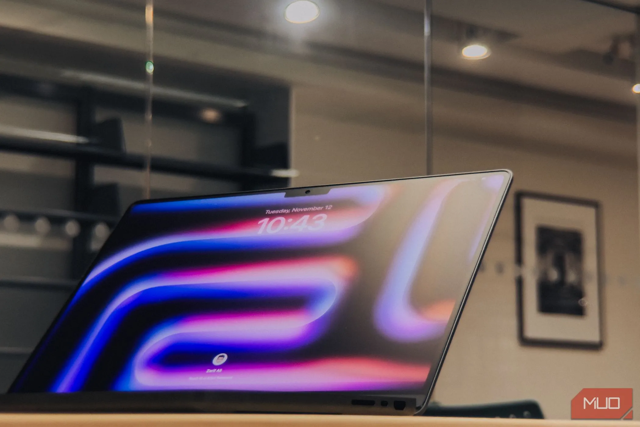 Màn hình nano-texture của MacBook Pro M4 dưới ánh sáng chói