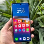 Màn hình phụ Oppo Find N5 hiển thị giao diện người dùng trên nền đen