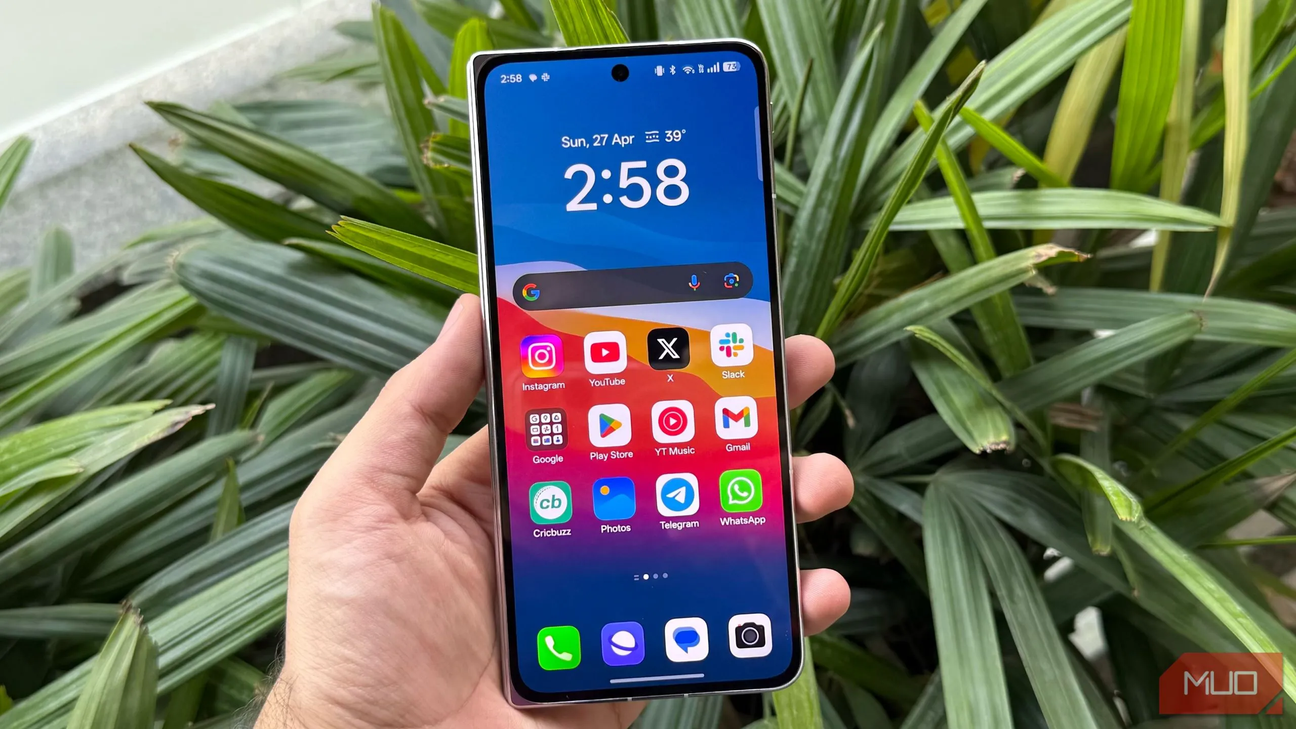 Màn hình phụ Oppo Find N5 hiển thị giao diện người dùng trên nền đen