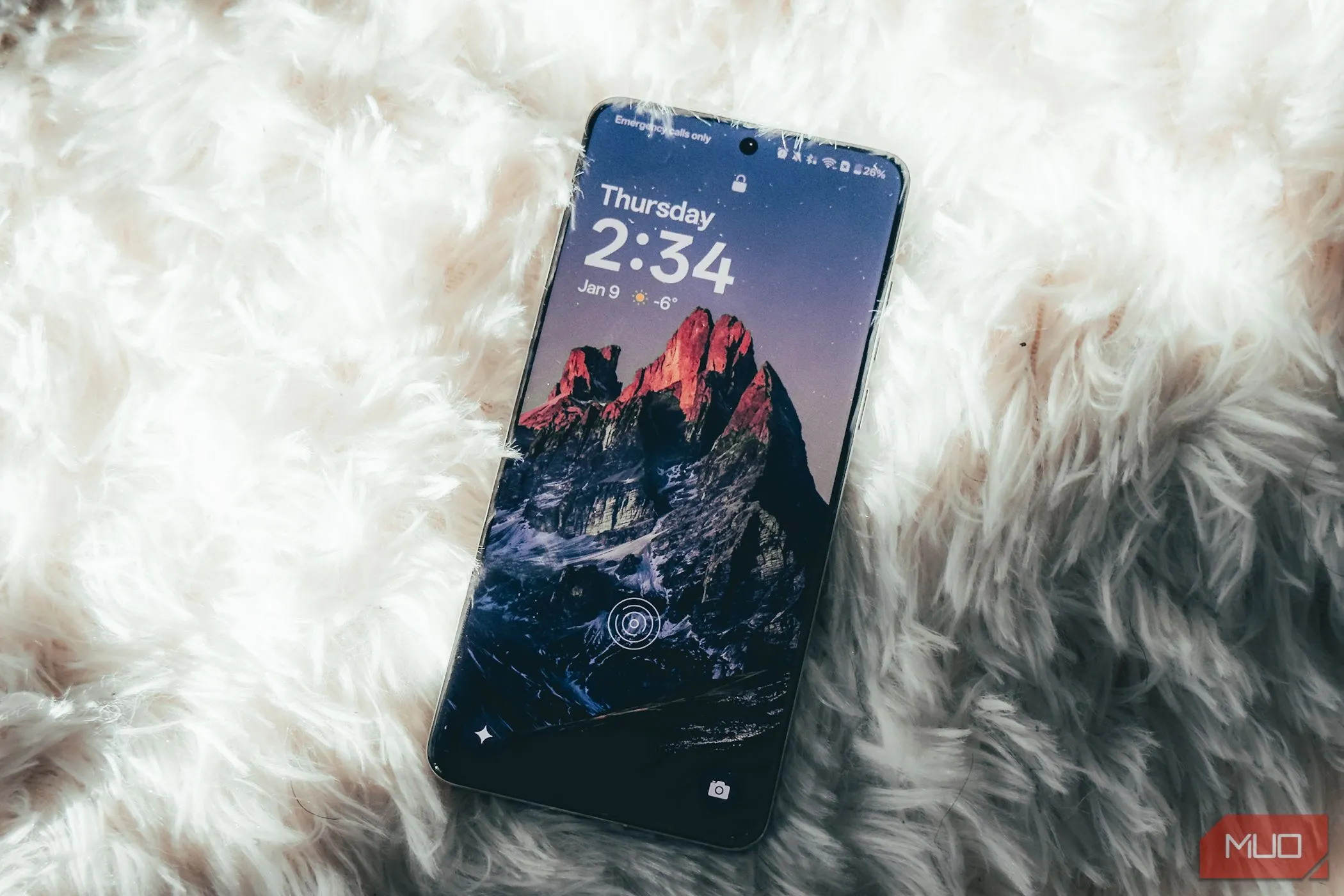 Màn hình QHD+ ProXDR 6.82 inch rực rỡ của OnePlus 13 hiển thị nội dung sống động, đặt trên nền trắng tinh tế.
