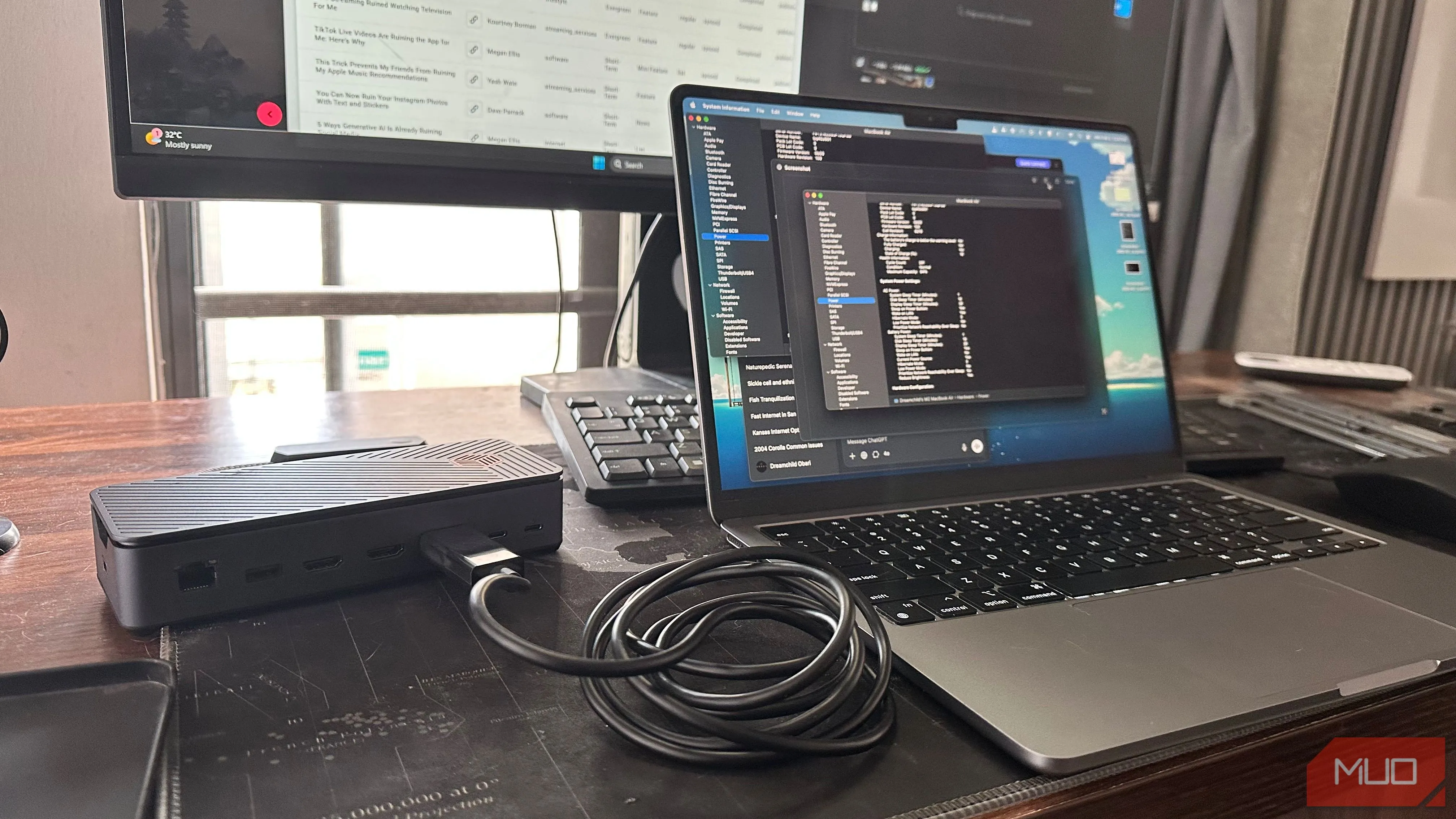 Màn hình rời và MacBook được kết nối qua hub USB-C, minh họa cho việc sử dụng đa màn hình có thể ảnh hưởng đến pin laptop.