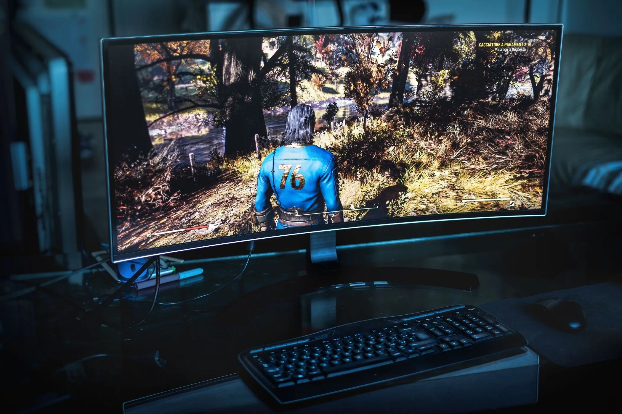 Màn hình siêu rộng hiển thị trò chơi điện tử, nhấn mạnh trải nghiệm gaming mượt mà không độ trễ.