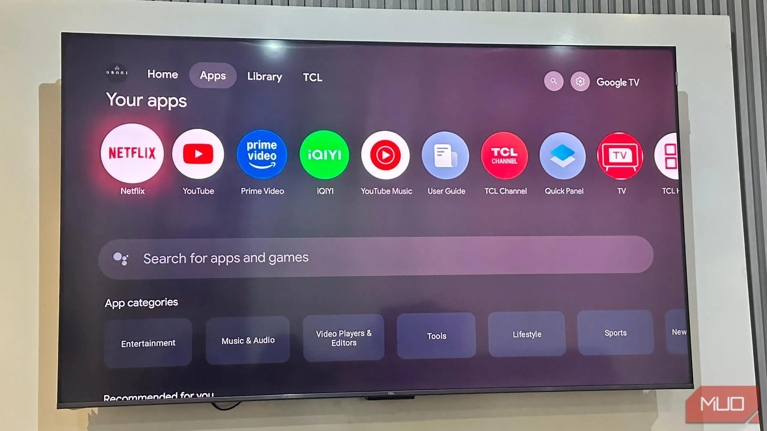 Màn hình Smart TV hiển thị các ứng dụng đã cài đặt, trong đó có thể có ứng dụng lạ