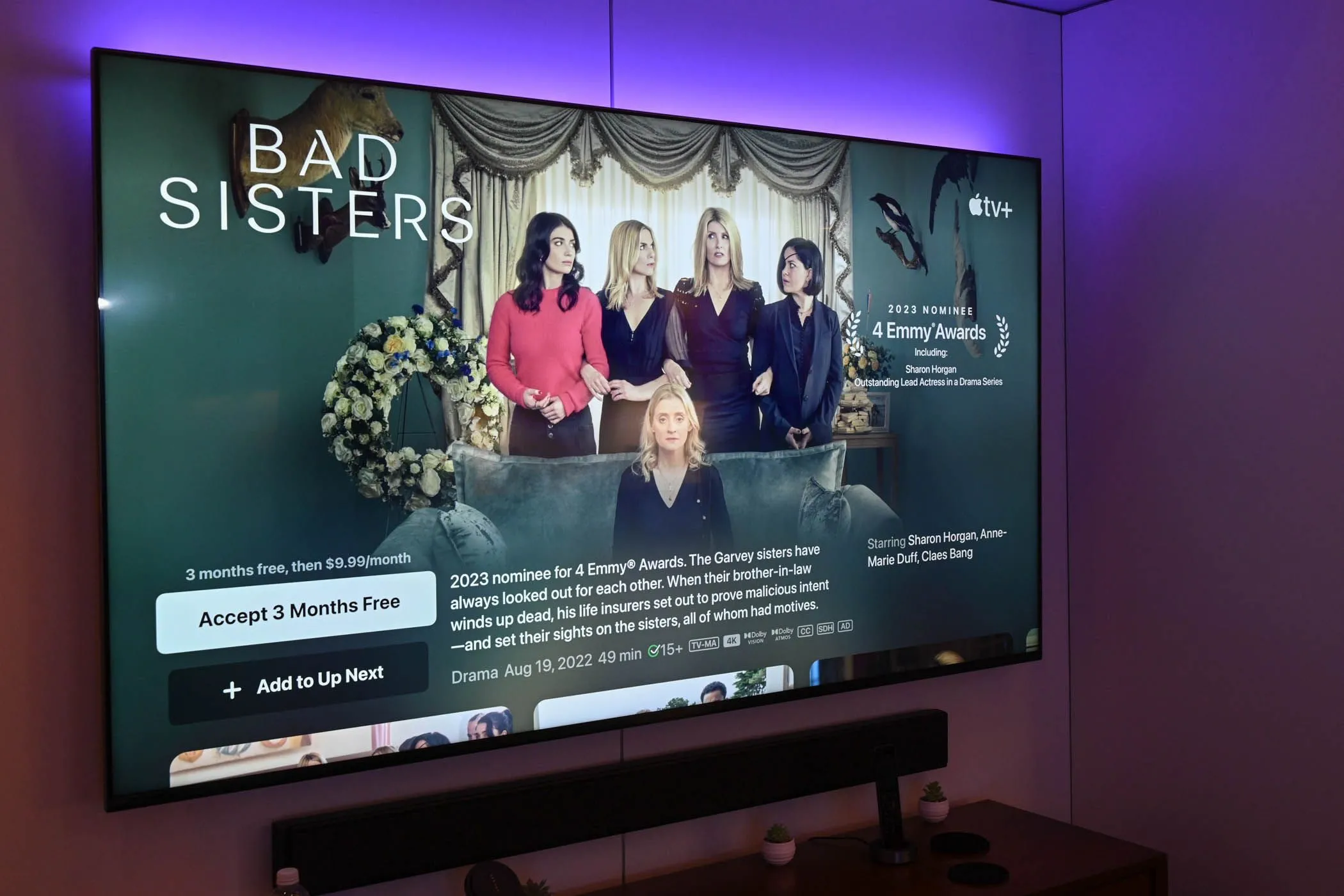 Màn hình Smart TV hiển thị ứng dụng Apple TV, minh họa cho sự xuất hiện của pop-up lạ
