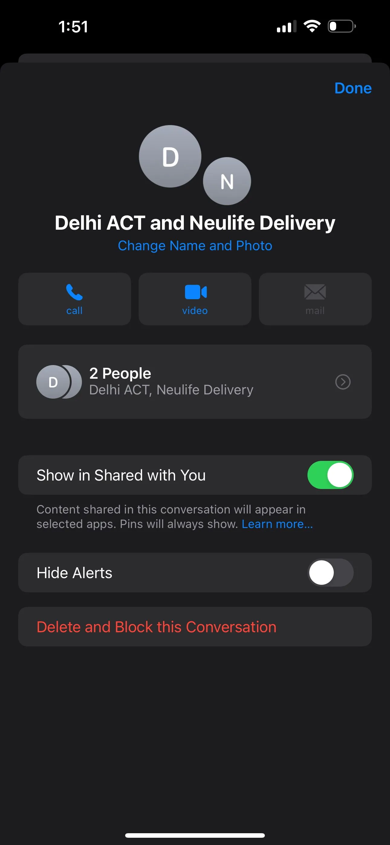 Màn hình thông tin nhóm SMS trên ứng dụng Tin nhắn iPhone với tùy chọn &quot;Xóa và Chặn cuộc trò chuyện&quot;.