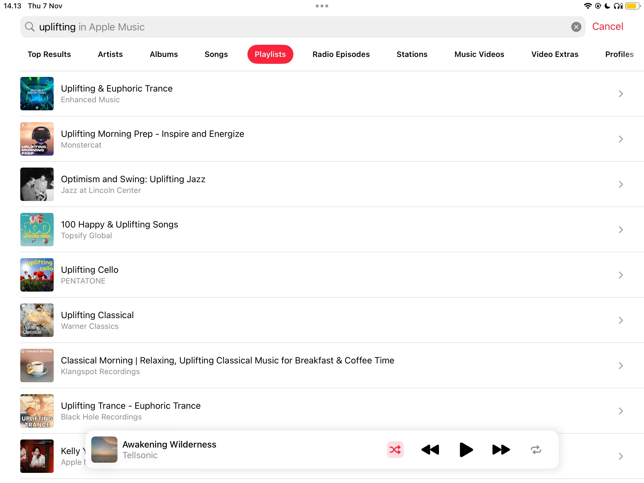 Màn hình tìm kiếm trên Apple Music với các từ khóa tìm nhạc vui vẻ và tích cực