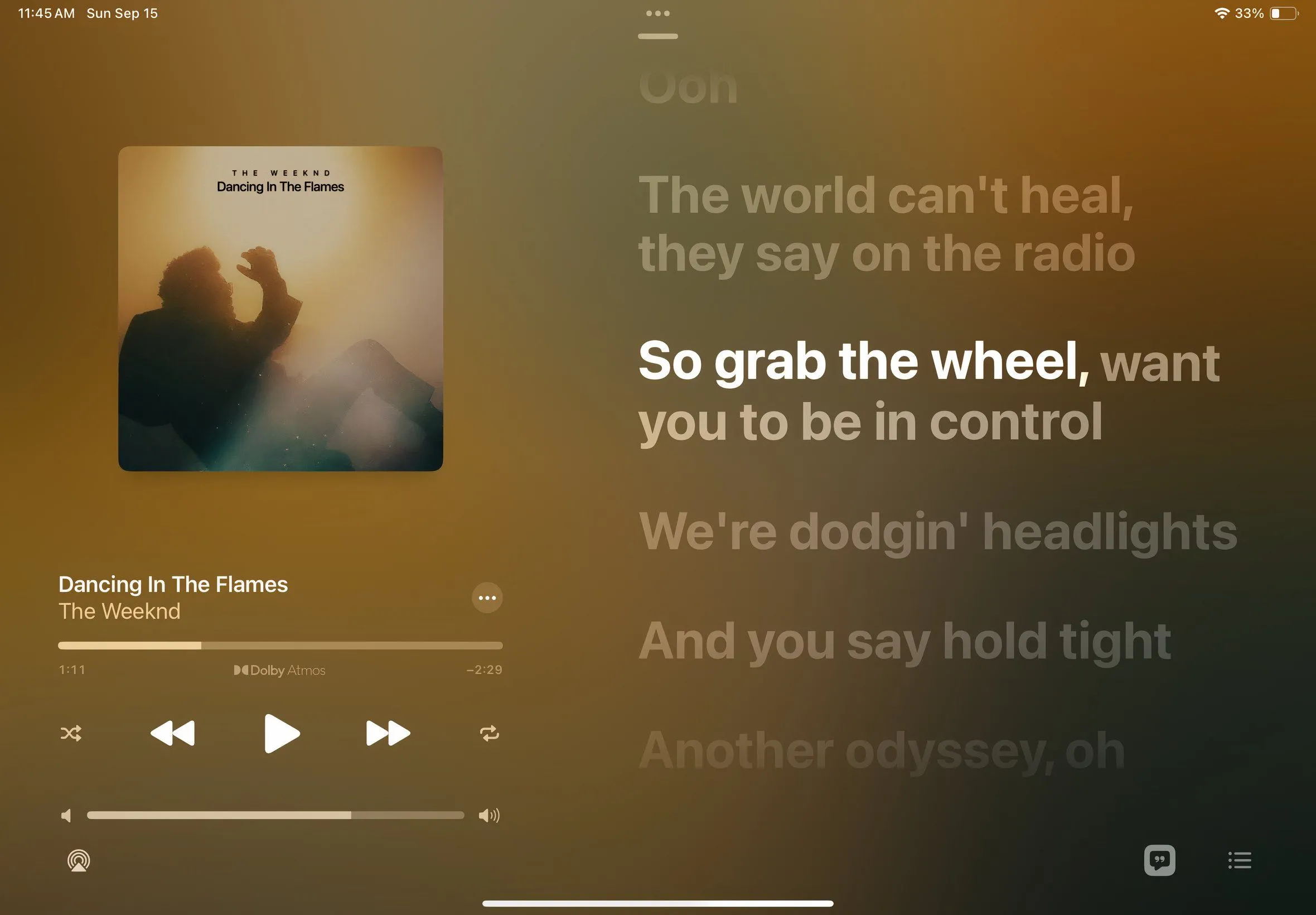 Màn hình tính năng Apple Music Sing hiển thị lời bài hát theo thời gian thực, cho phép người dùng hát karaoke theo nhạc.