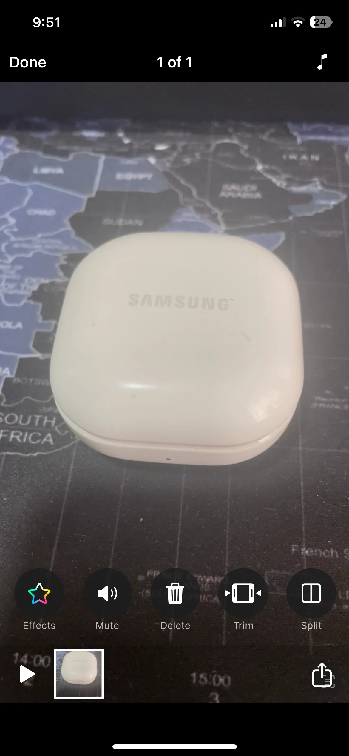 Màn hình ứng dụng Clips trên iPhone, hiển thị các tùy chọn chỉnh sửa video như thêm hiệu ứng, nhãn dán và bộ lọc.