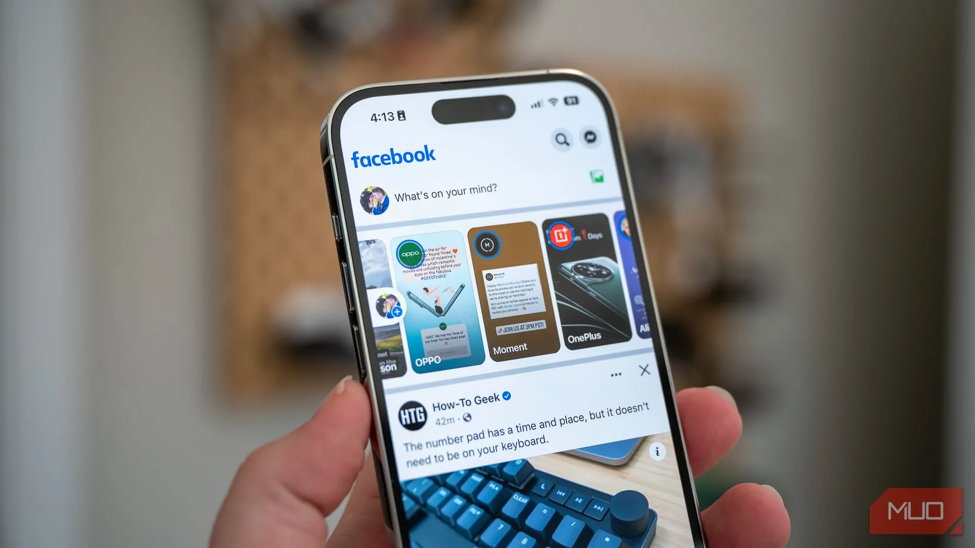 Màn hình ứng dụng Facebook trên iPhone 14 Pro, minh họa tầm quan trọng của việc bảo mật thông tin trên mạng xã hội