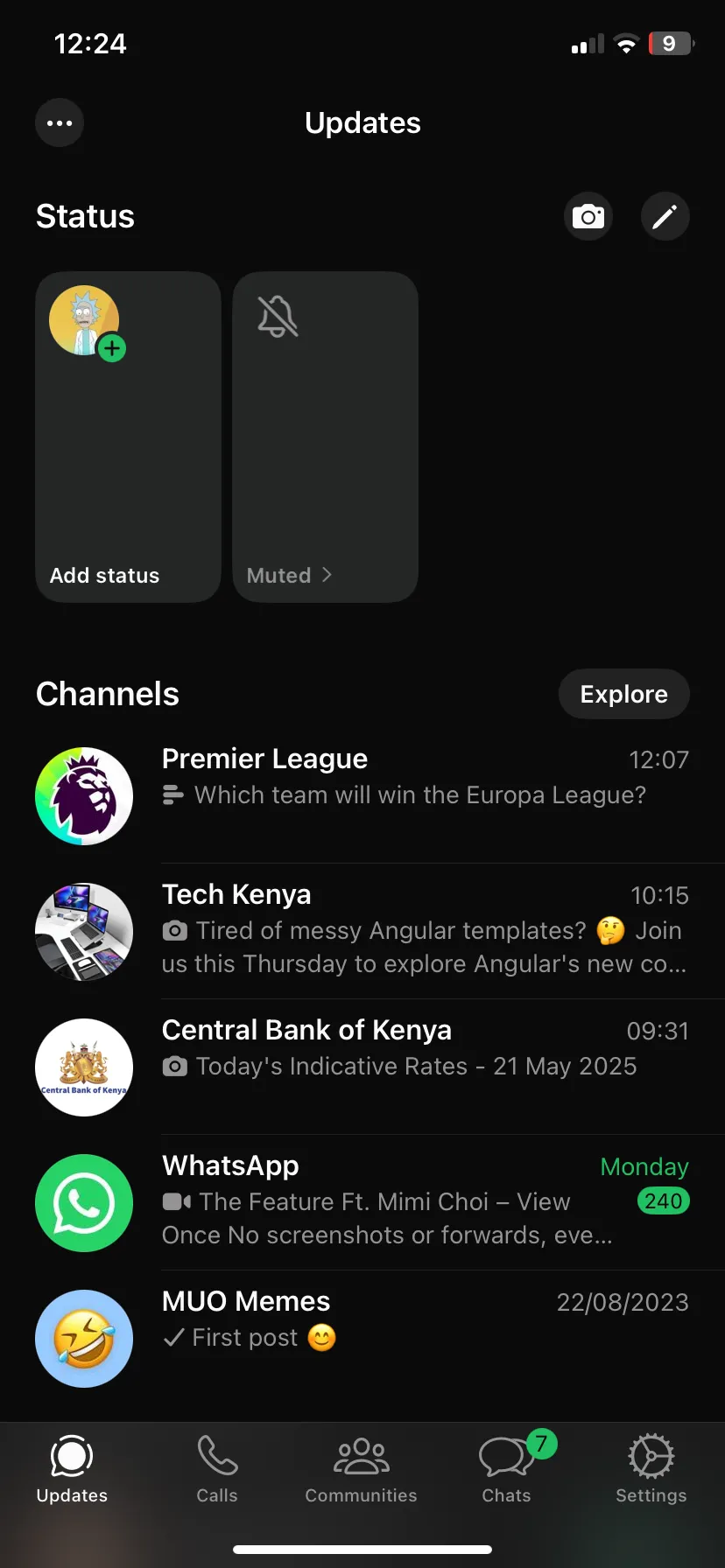 Màn hình ứng dụng WhatsApp trên iOS hiển thị tab "Updates" hoặc "Cập nhật", khuyến nghị cập nhật phần mềm bảo mật