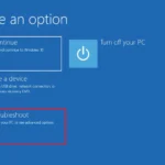 Màn hình Windows Recovery Environment (WinRE) với tùy chọn Khắc phục sự cố (Troubleshoot) được chọn để sửa lỗi máy tính không khởi động