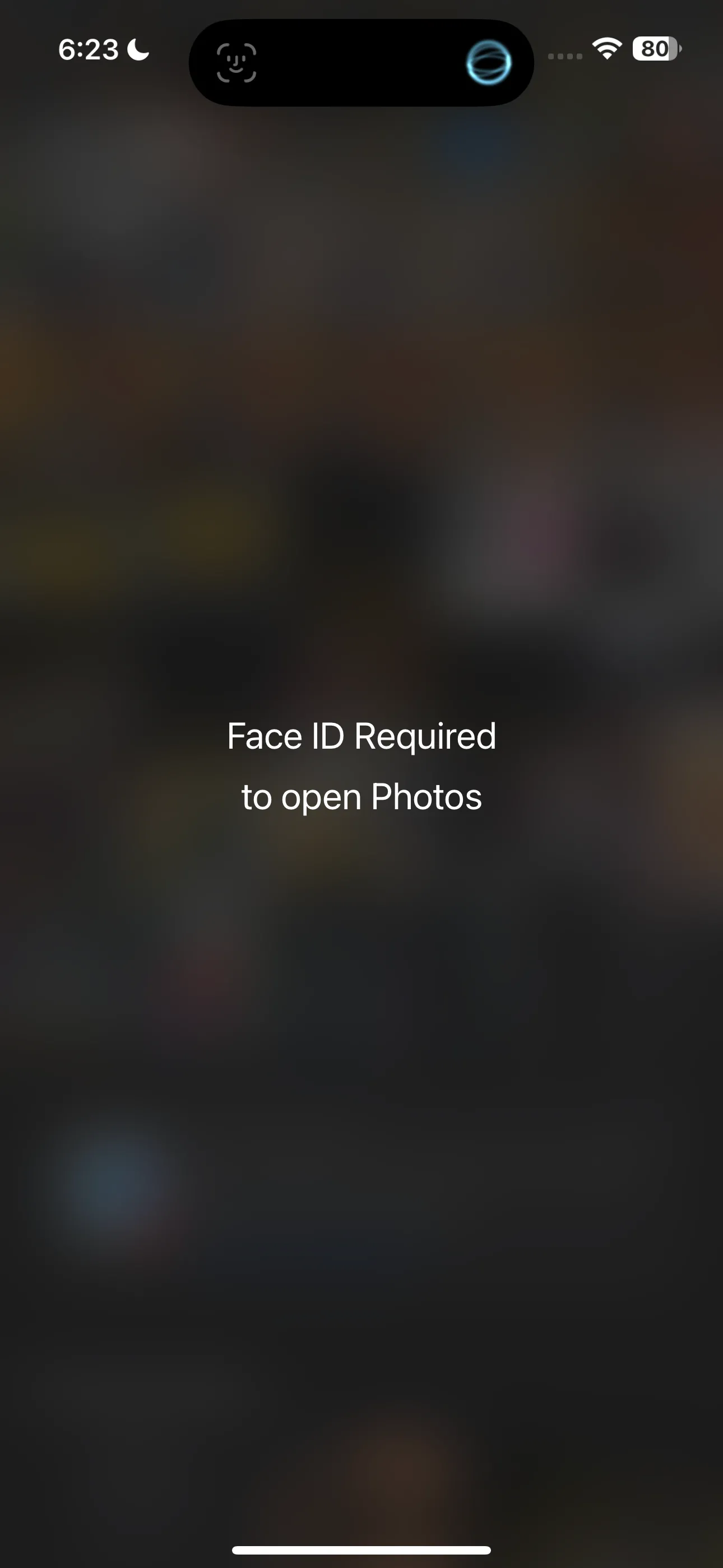 Màn hình yêu cầu Face ID để mở ứng dụng Ảnh đã khóa trên iPhone