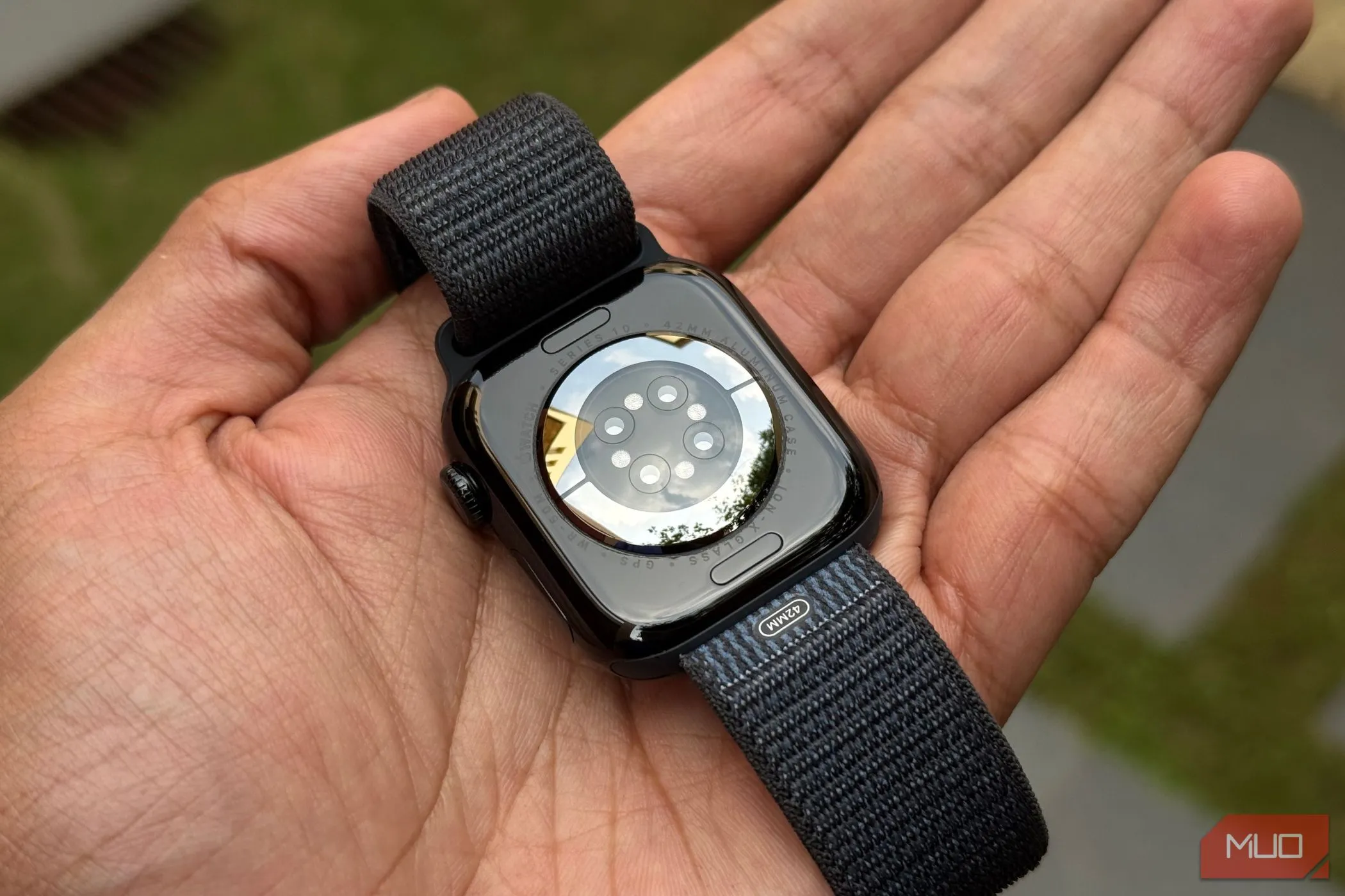 Mảng cảm biến phía sau của Apple Watch Series 10