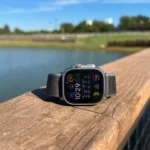 Mặt bên Apple Watch Ultra 2 hiển thị màn hình sáng rõ, tối ưu cho khả năng hiển thị ngoài trời.