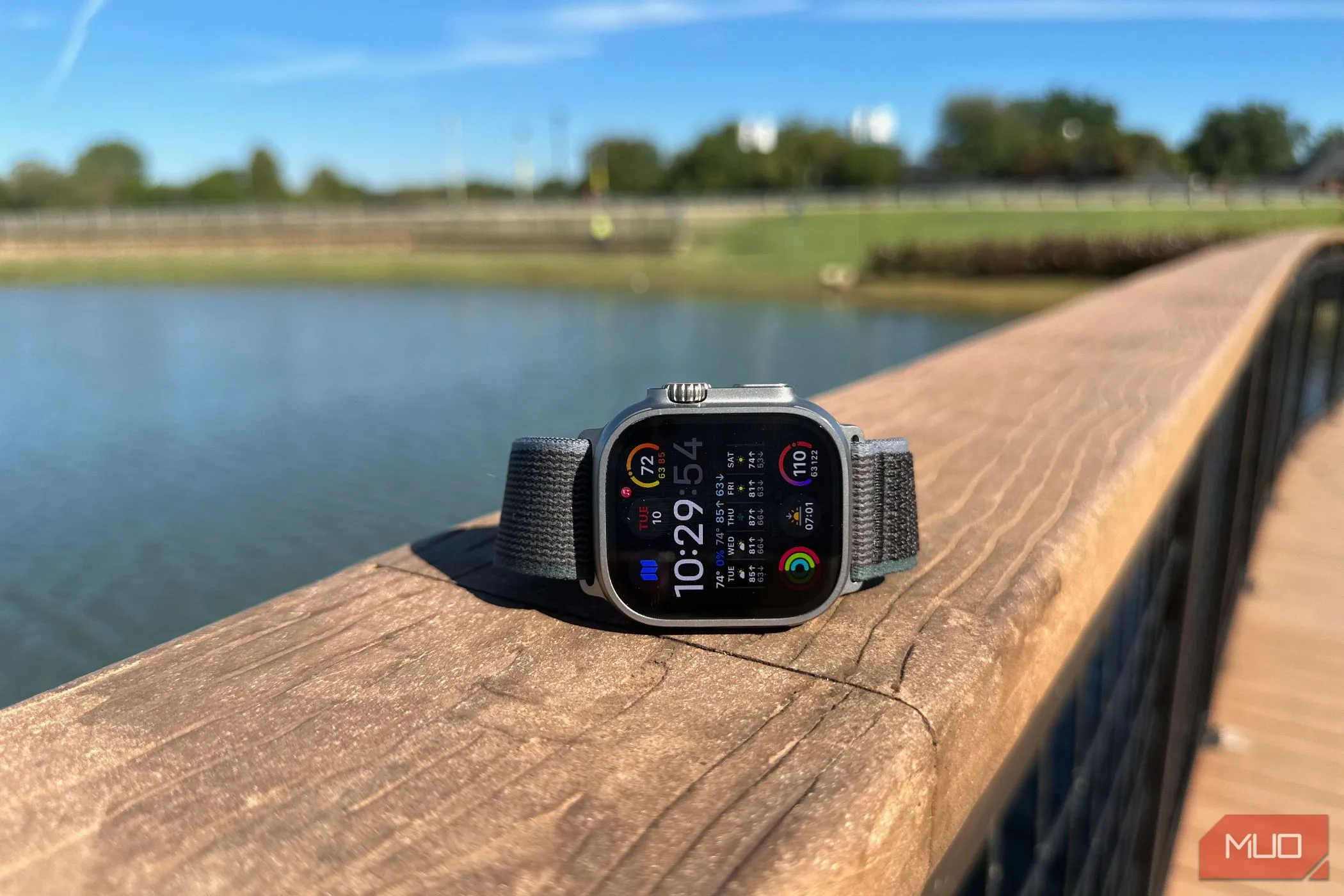 Mặt bên Apple Watch Ultra 2 hiển thị màn hình sáng rõ, tối ưu cho khả năng hiển thị ngoài trời.