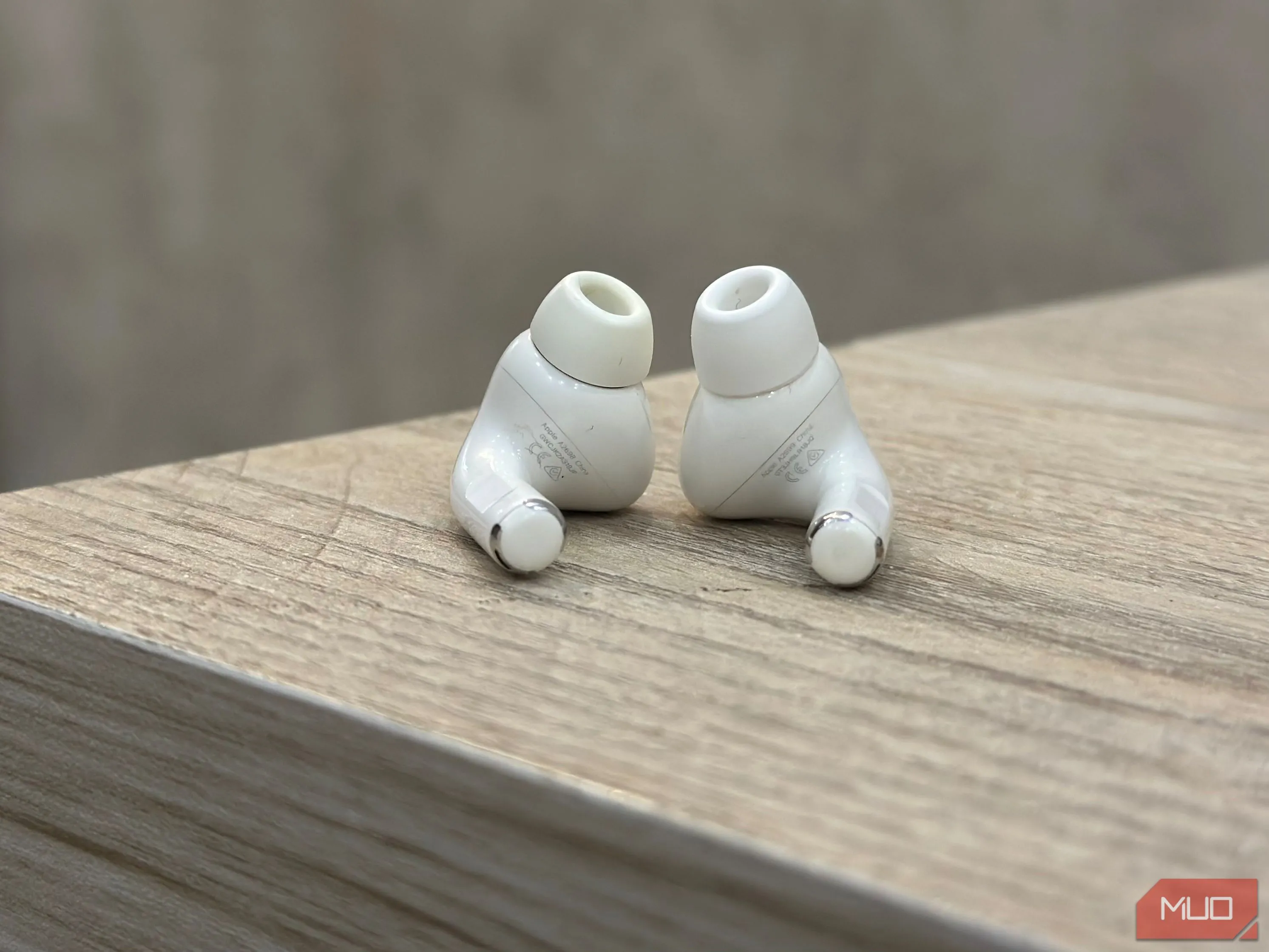 Mặt dưới của tai nghe Apple AirPods Pro 2, nơi in số hiệu model (model number) và số sê-ri.