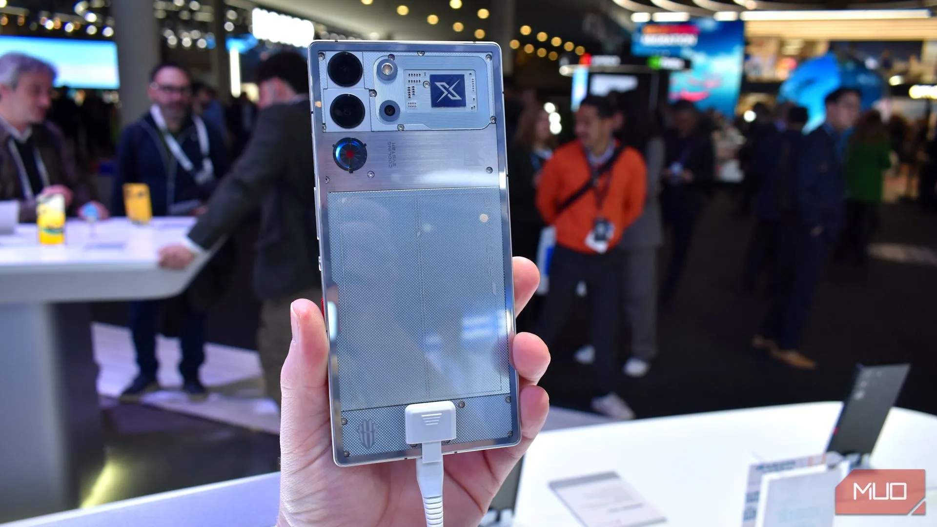 Mặt lưng của RedMagic 10 Pro, với quạt tản nhiệt tích hợp, tại MWC 2025.