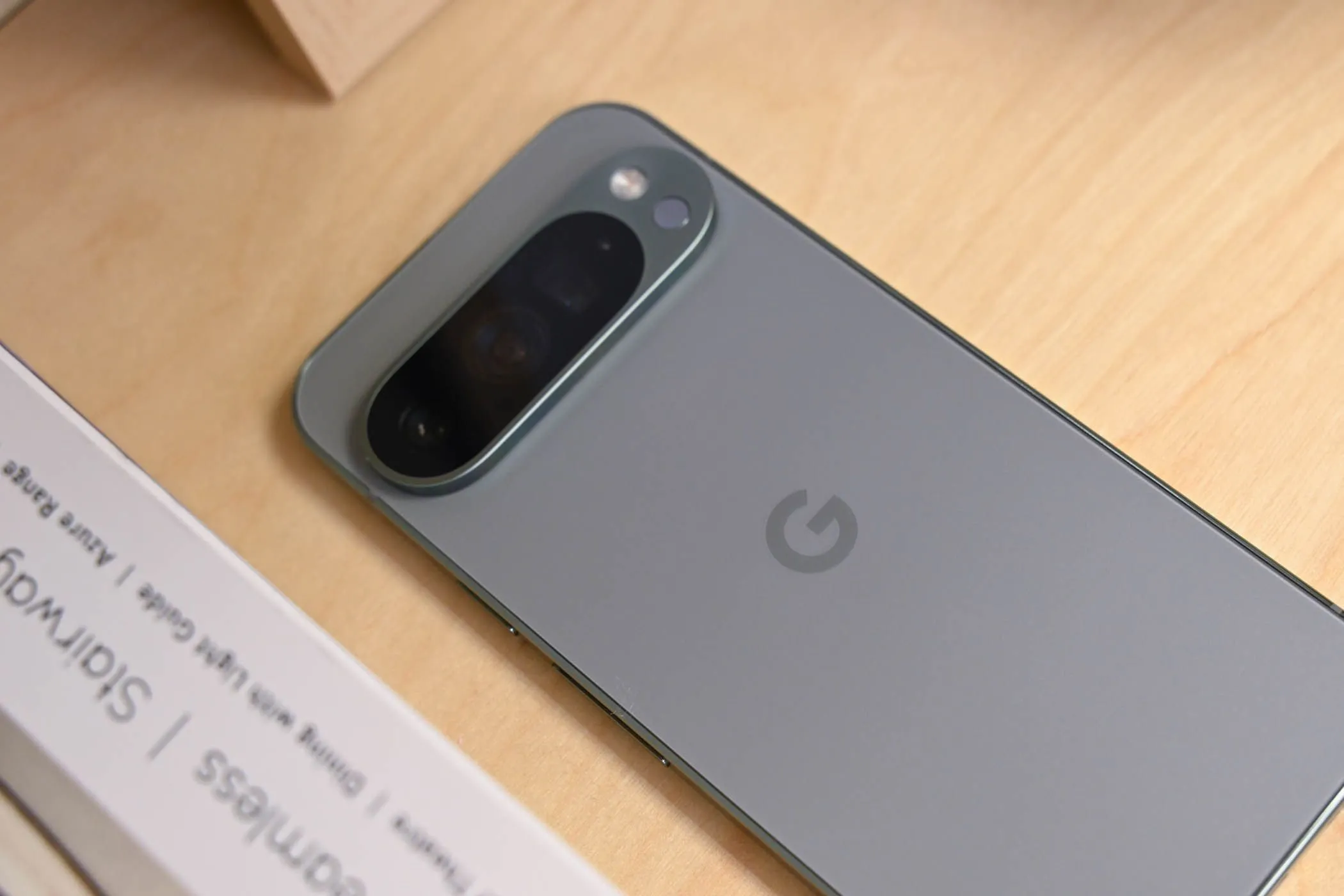 Mặt lưng điện thoại Google Pixel 9 Pro tượng trưng cho thiết bị cần được bảo vệ màn hình khỏi va đập