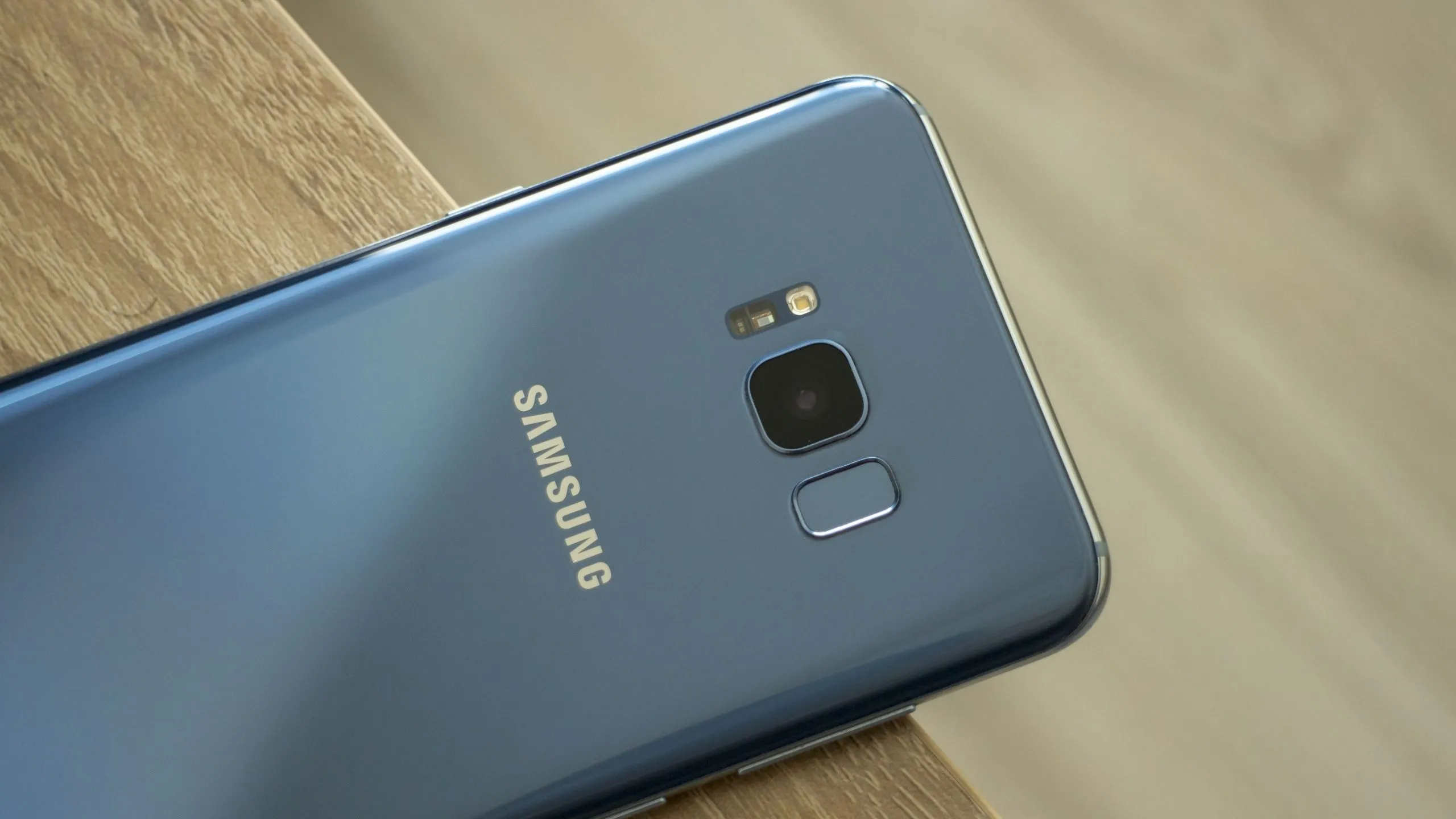 Mặt lưng điện thoại Samsung Galaxy S8 Plus với cảm biến đo nhịp tim gần cụm camera