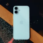 Mặt lưng iPhone 16 Plus đặt trên lan can, minh họa tính năng Back Tap