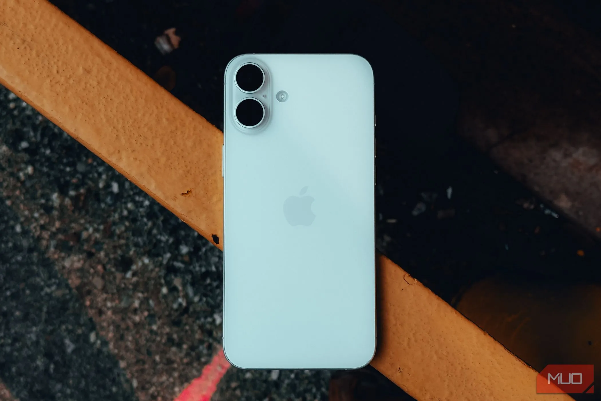 Mặt lưng iPhone 16 Plus đặt trên lan can, minh họa tính năng Back Tap