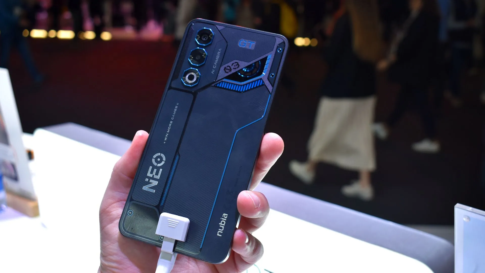 Mặt lưng màu đen xanh độc đáo của điện thoại gaming Nubia Neo 3 GT 5G