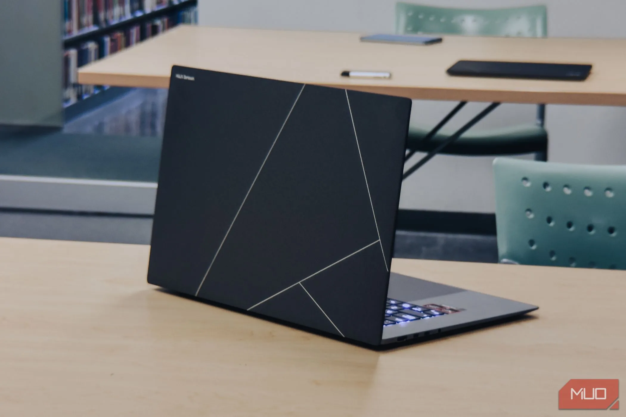 Mặt lưng và cạnh bên của ASUS Zenbook S 16 OLED