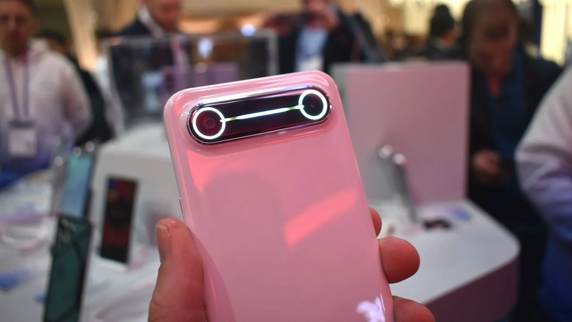 Mặt lưng và cụm camera kép của Tecno Spark Slim Concept giới thiệu tại MWC
