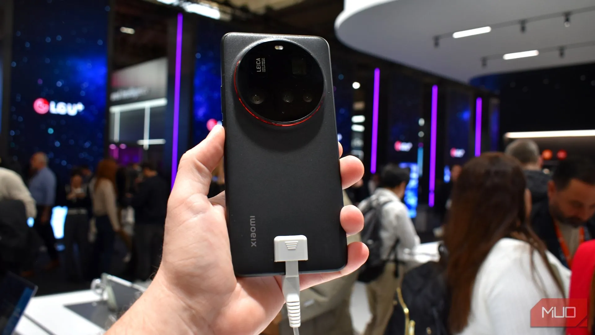 Mặt lưng và cụm camera Leica cỡ lớn của Xiaomi 15 Ultra tại MWC 2025.