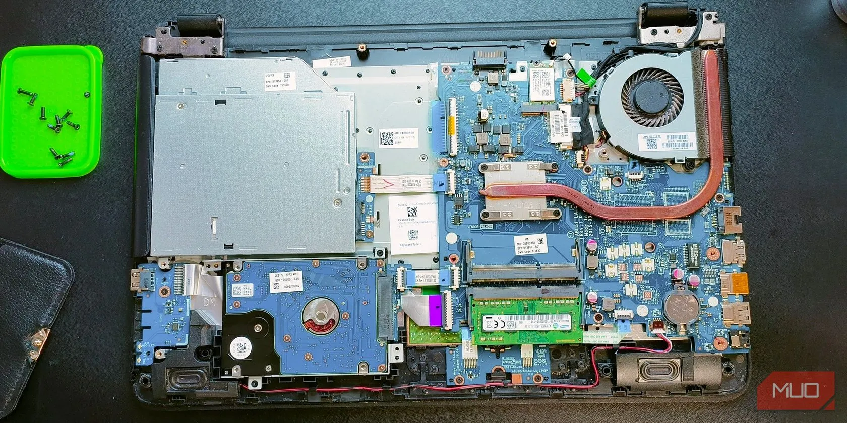Mặt sau của laptop được mở ra, hiển thị các linh kiện bên trong