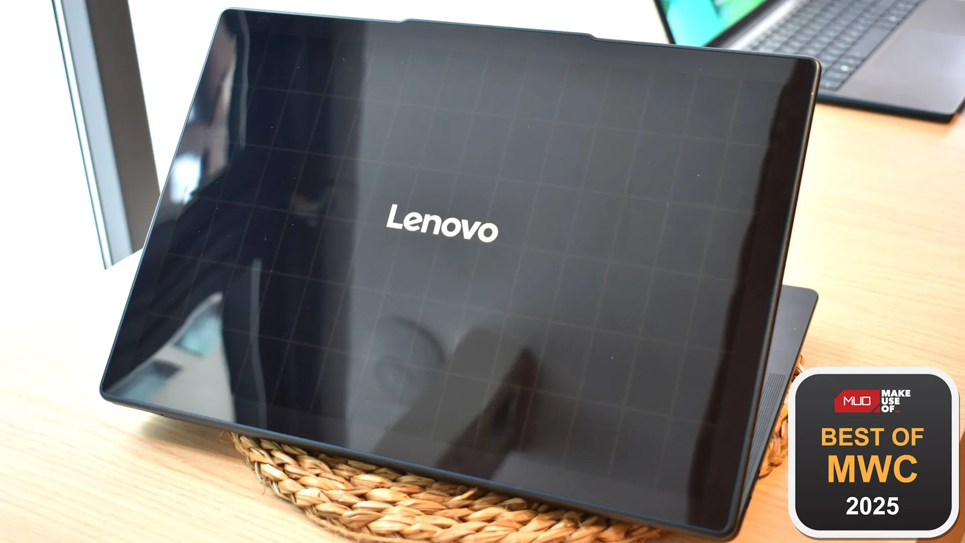 Mặt sau laptop Lenovo Yoga Solar PC tại MWC 2025, hiển thị tấm sạc năng lượng mặt trời và giải thưởng