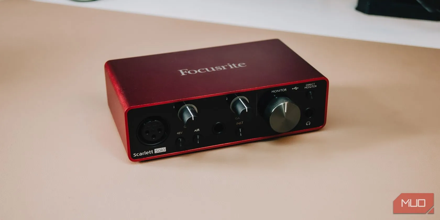 Mặt trước của giao diện âm thanh Focusrite Scarlett Solo với nút &quot;Air&quot; nổi bật, hỗ trợ cải thiện chất lượng âm thanh micro condenser.
