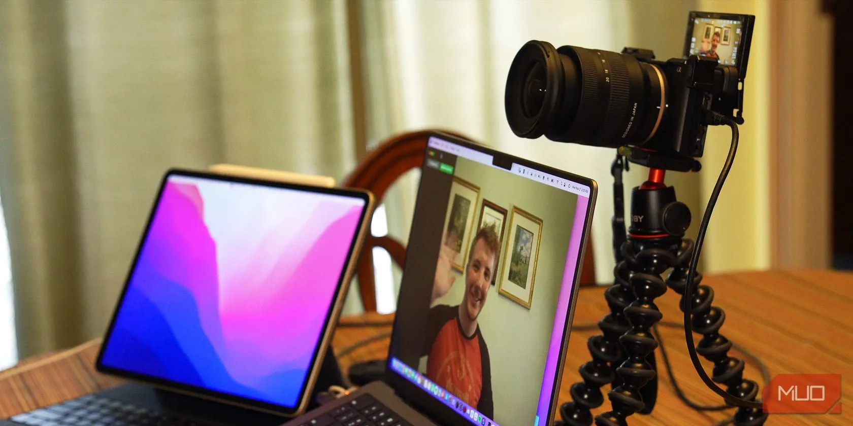 Máy ảnh DSLR kết nối với MacBook Pro, minh họa cách người dùng có thể điều khiển các thiết lập camera để tối ưu hình ảnh khi sử dụng DSLR làm webcam.