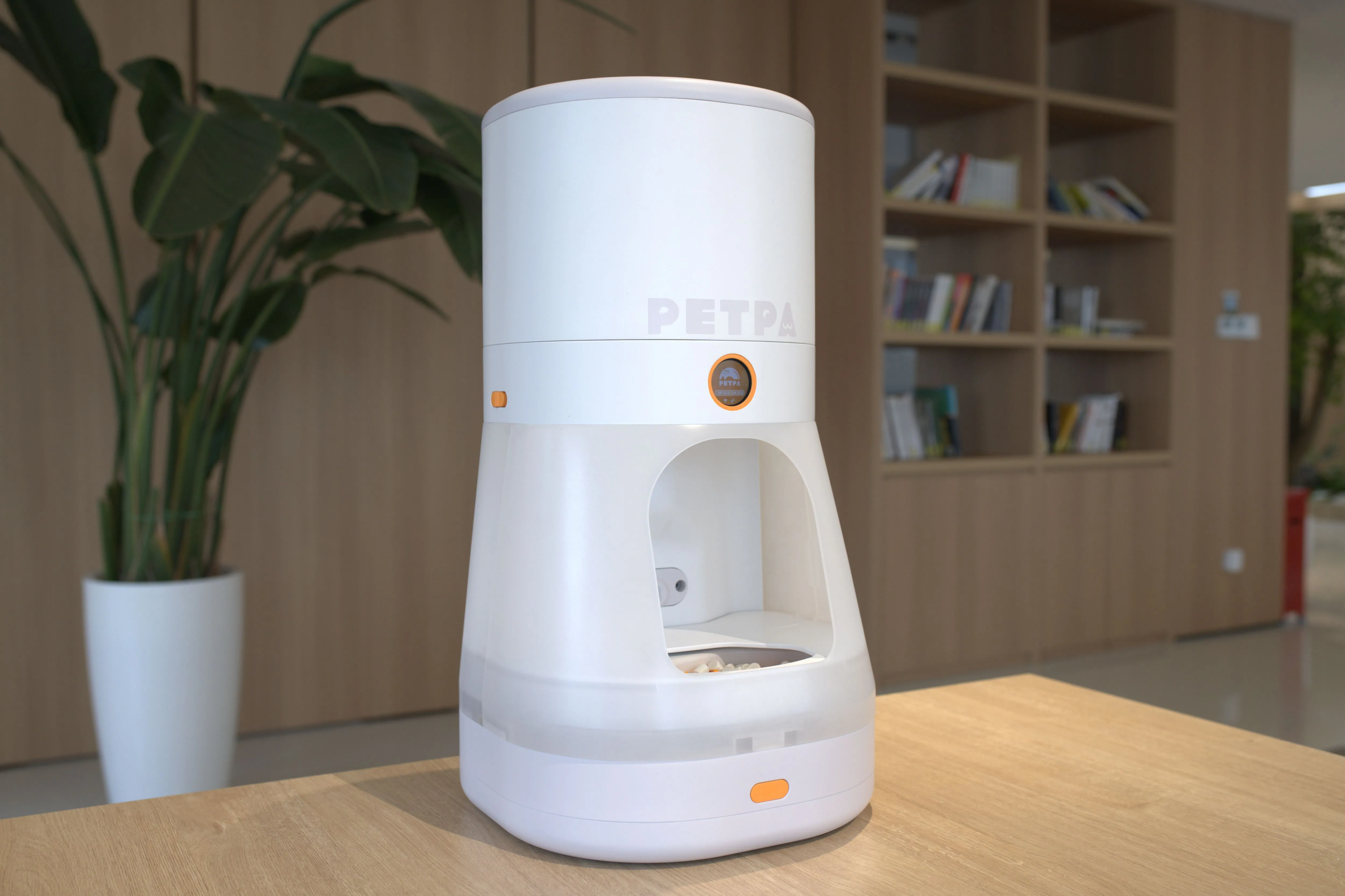 Máy cho ăn đa năng PETPA Multi-Pet Feeder trên bàn.
