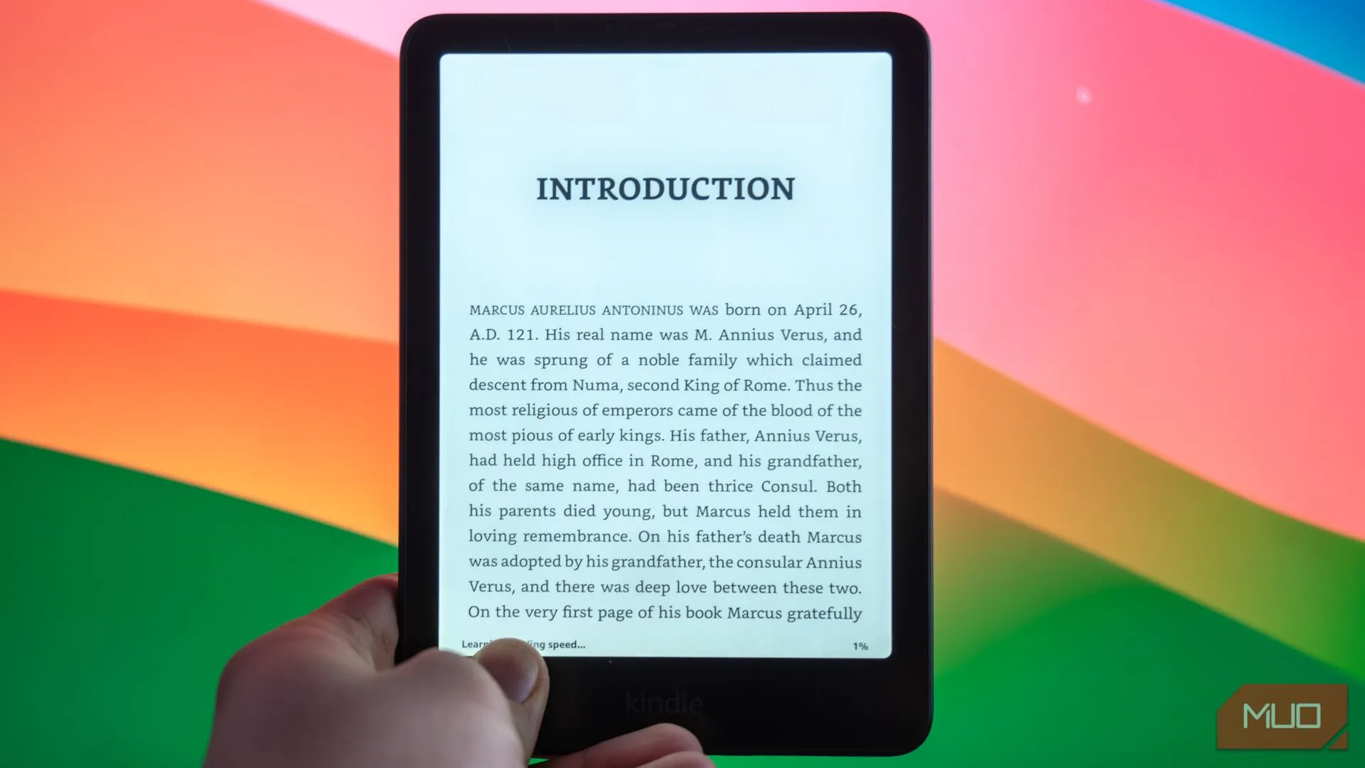 Máy đọc sách Amazon Kindle Paperwhite Signature Edition đặt trước màn hình