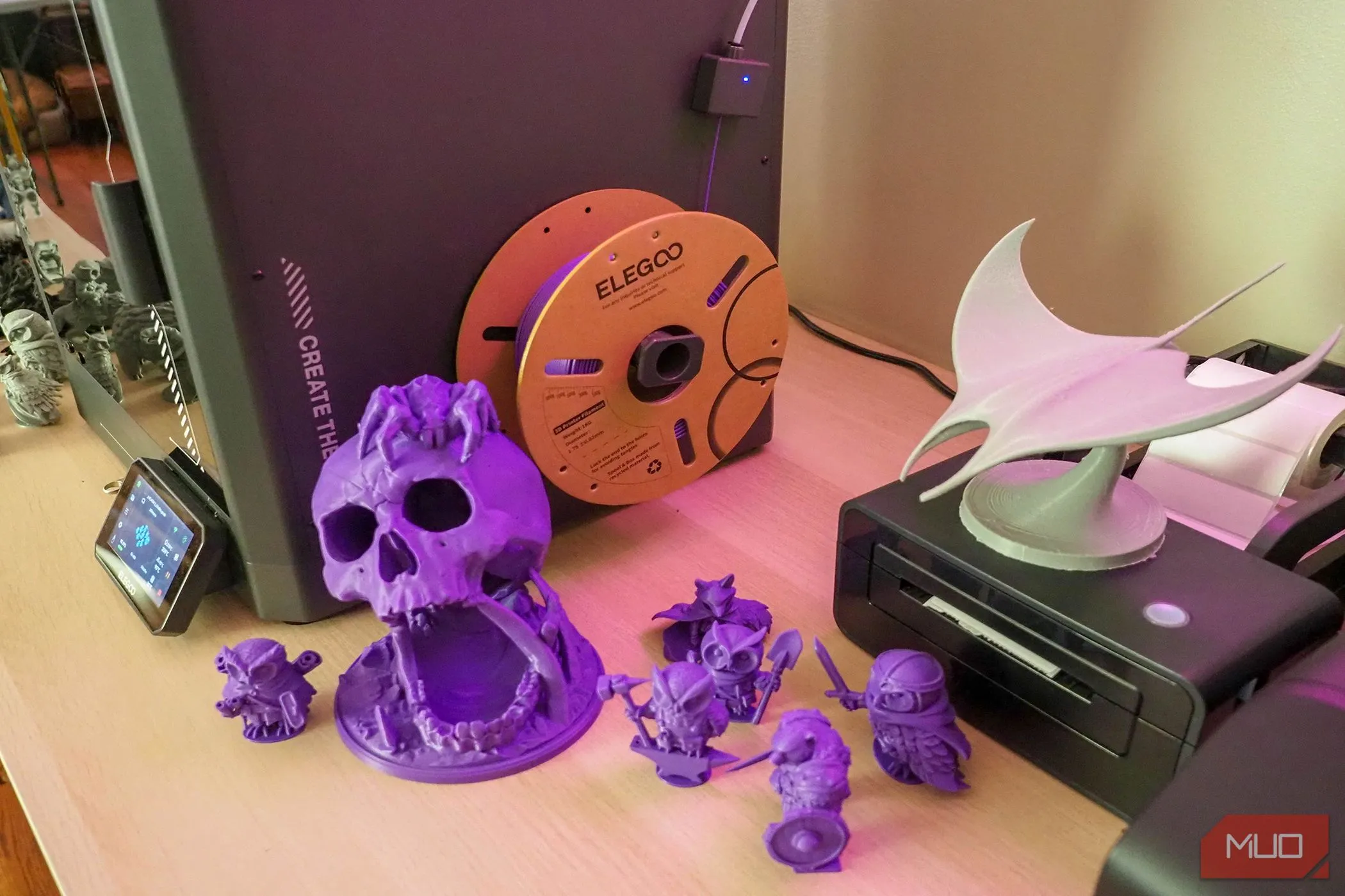 Máy in 3D Elegoo Centauri Carbon với cuộn filament đang hoạt động trong quá trình in
