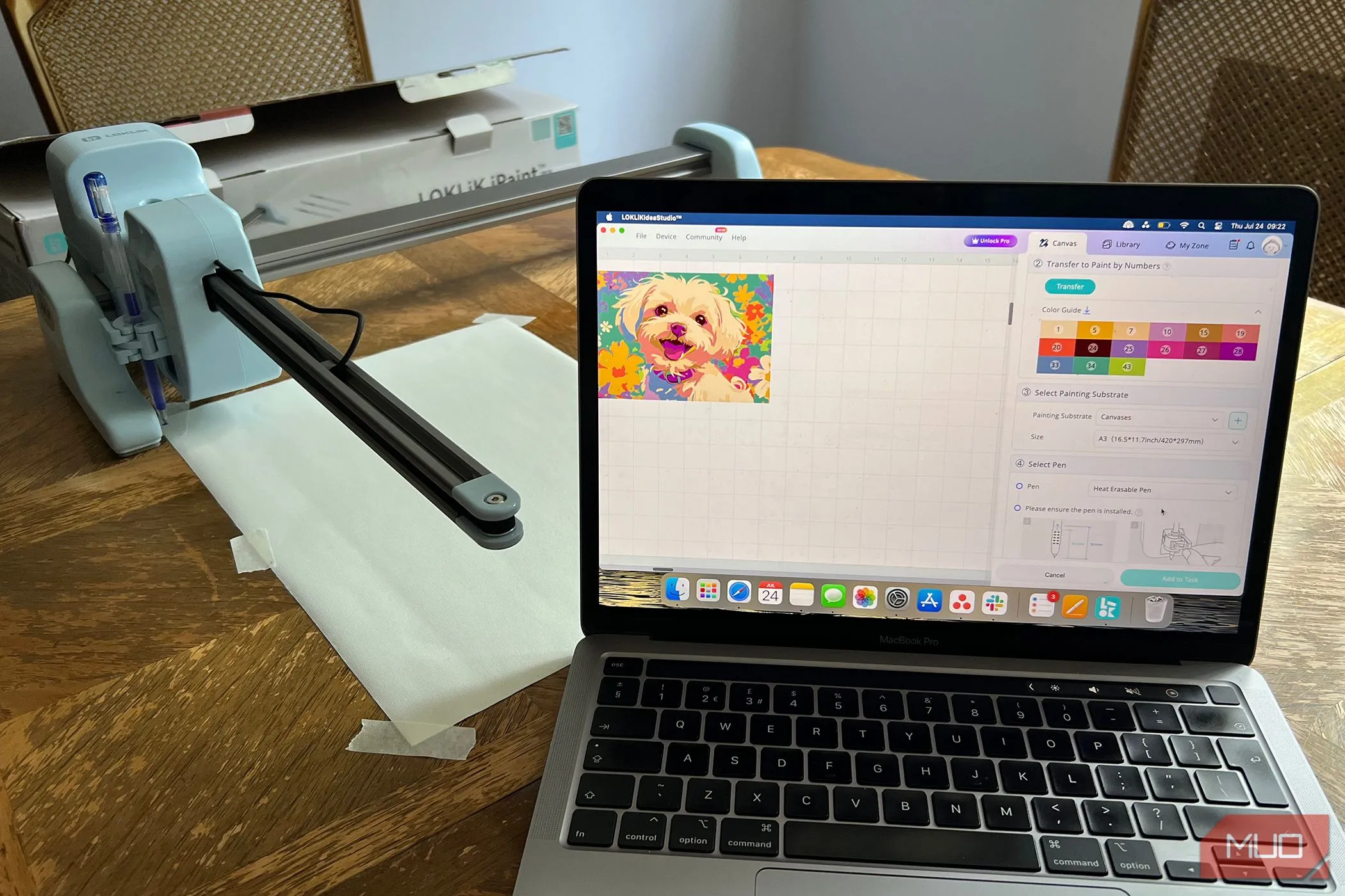 Máy LOKLiK iPaint cùng khung vẽ trống và ảnh mẫu trên màn hình MacBook.