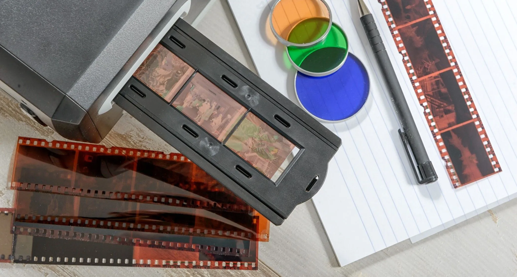 Máy scan chuyên dụng để số hóa âm bản và slide phim cũ