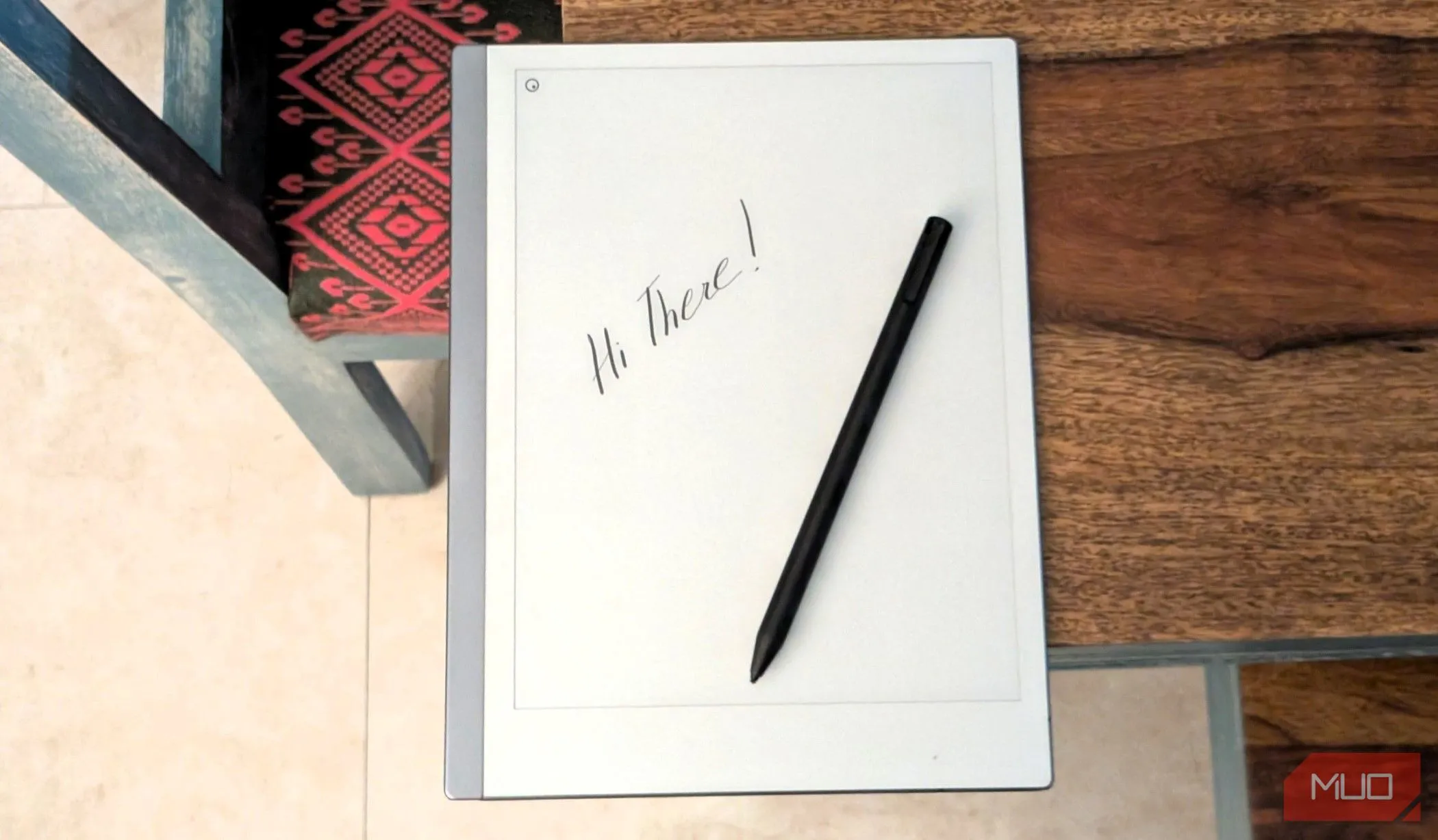 Máy tính bảng giấy reMarkable 2 và bút stylus đặt trên mặt bàn