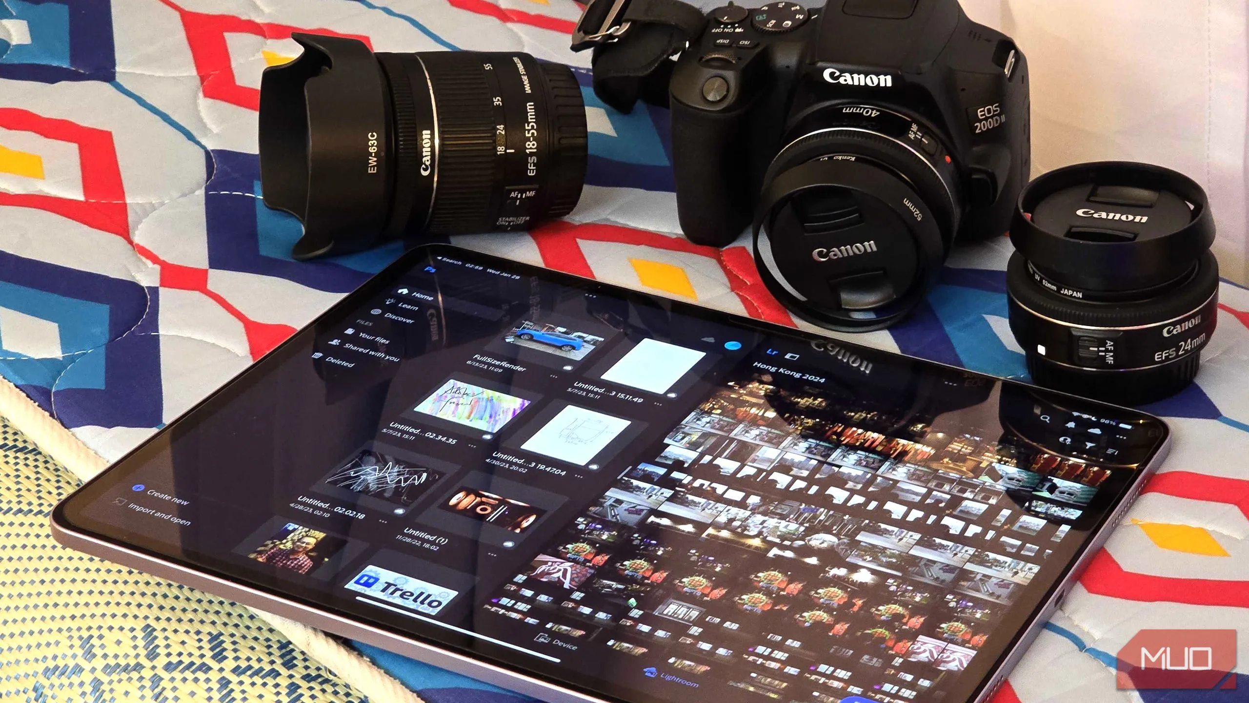 Máy tính bảng hiển thị ứng dụng đồ họa Adobe Photoshop và Lightroom, minh họa cho công việc sáng tạo