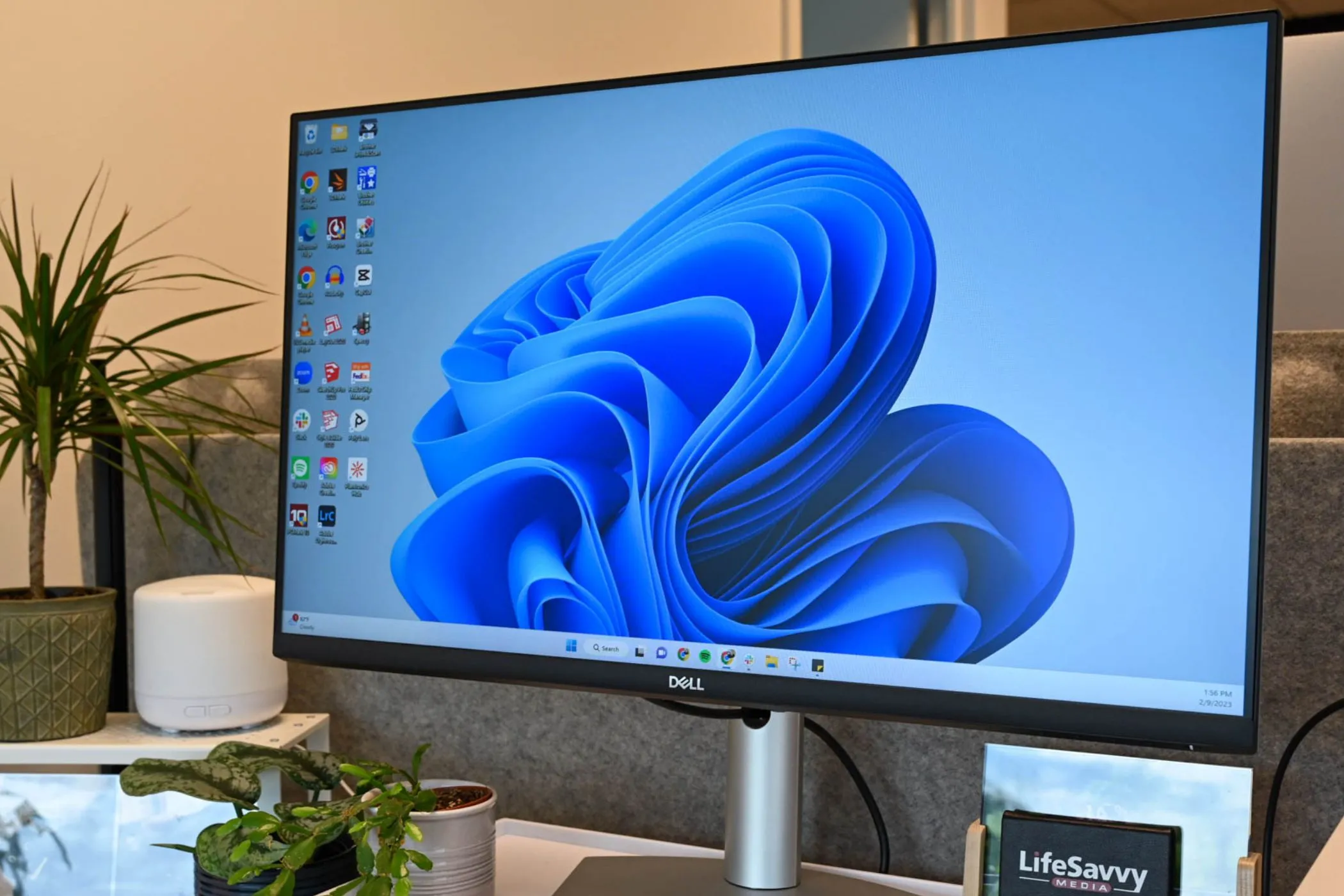 Máy tính đang chạy hệ điều hành Windows với giao diện desktop - minh họa cho những vấn đề về quyền riêng tư và trải nghiệm người dùng trên Windows 11.