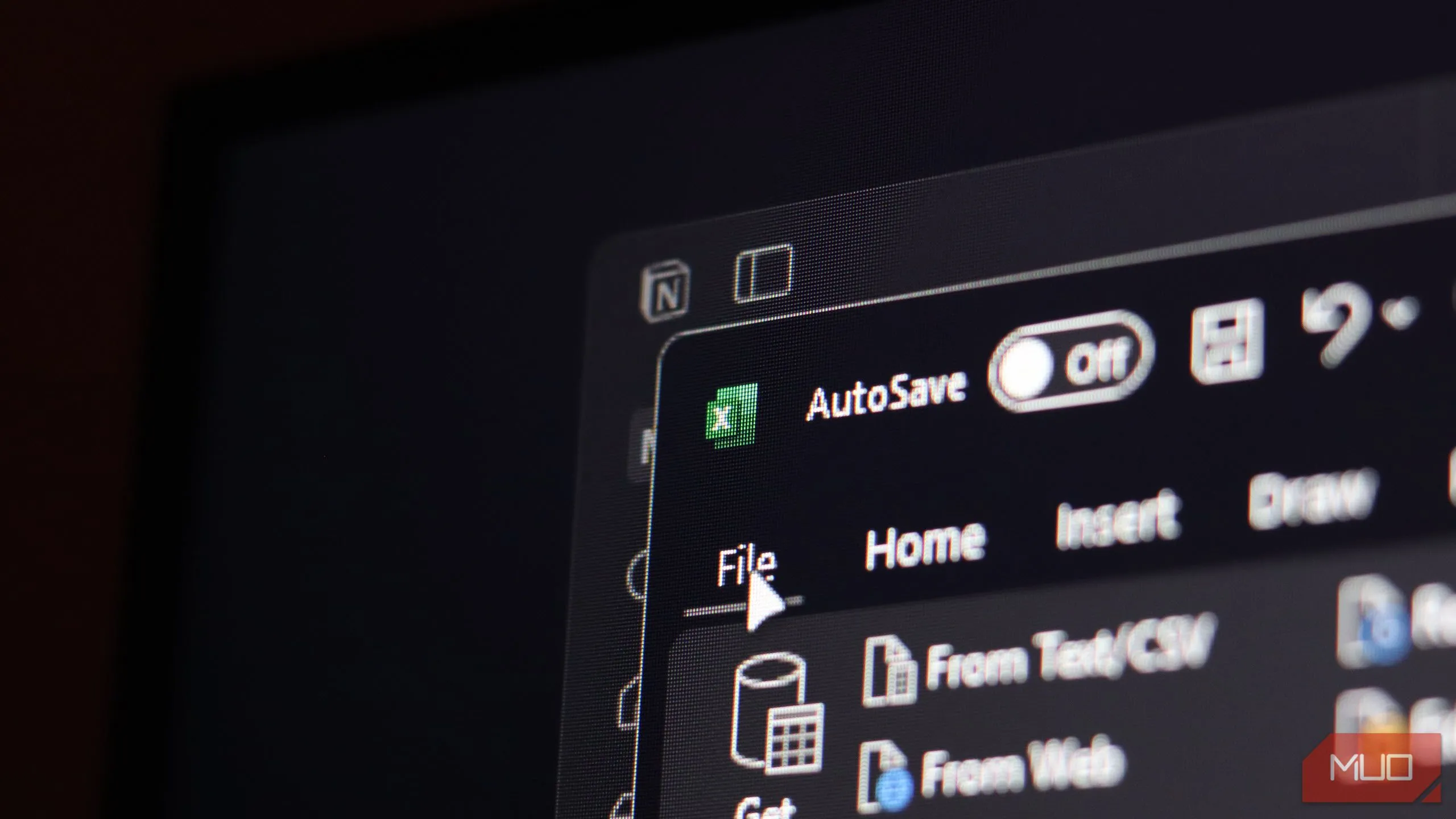 Máy tính Windows 11 hiển thị đồng thời Notion và Excel, minh họa sự kết hợp hai công cụ