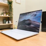 Máy tính xách tay Dell XPS 14 9440 chạy Windows trên bàn làm việc, minh họa sự đa dạng phần cứng của hệ điều hành này.
