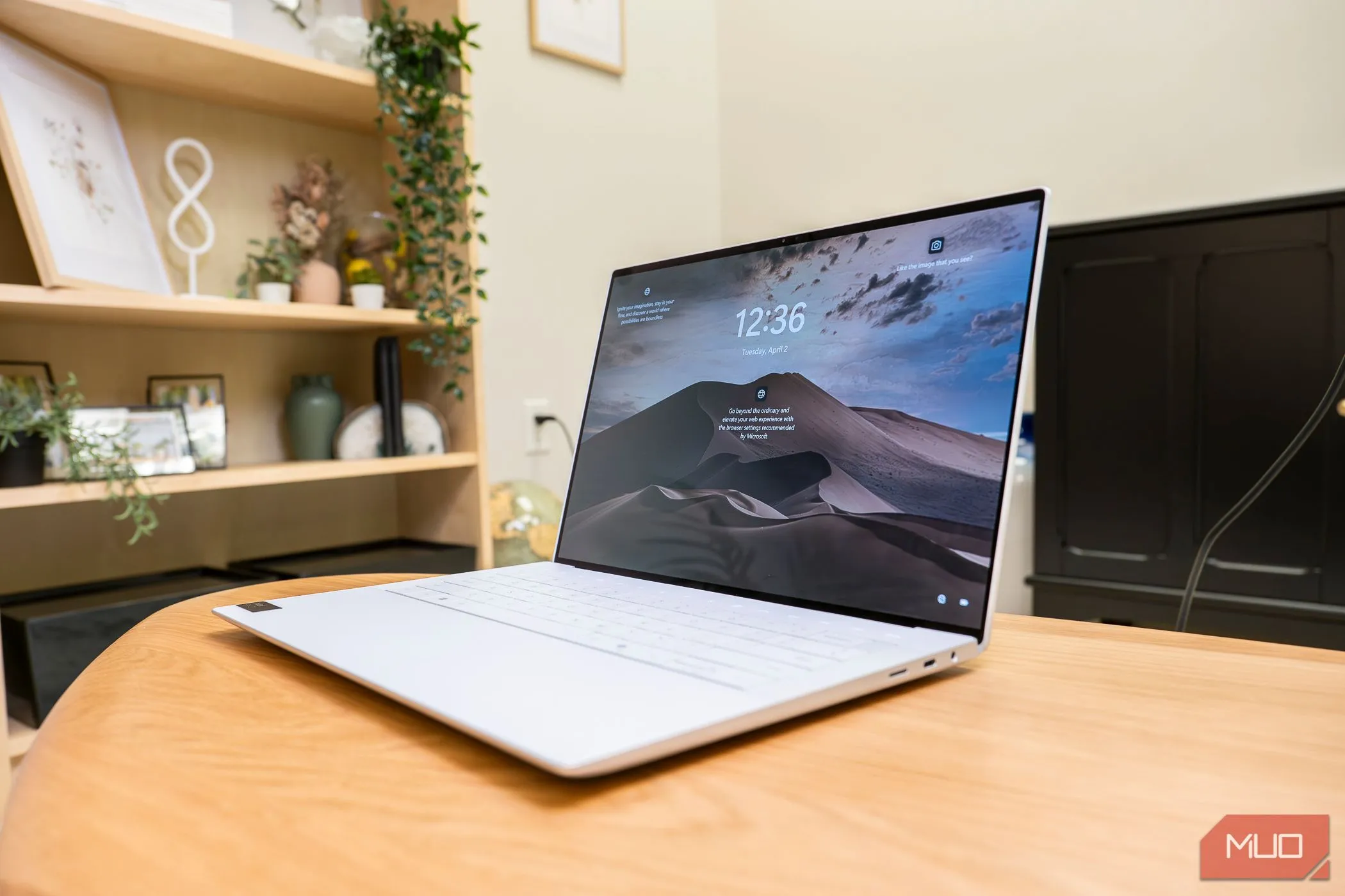 Máy tính xách tay Dell XPS 14 9440 chạy Windows trên bàn làm việc, minh họa sự đa dạng phần cứng của hệ điều hành này.