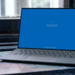 Máy tính xách tay Windows 11 hiển thị màn hình đang cập nhật hệ thống, minh họa quá trình cập nhật bị lỗi hoặc treo.