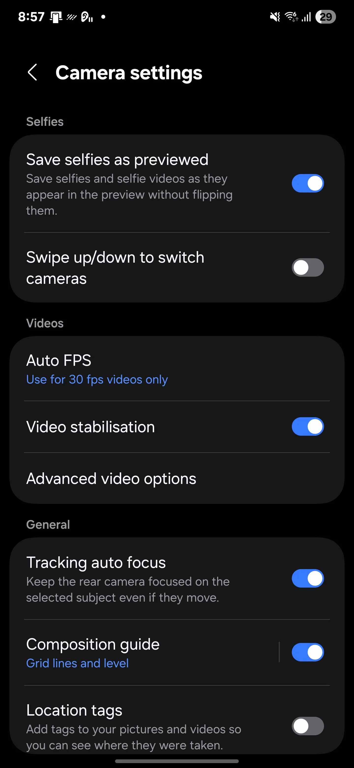 Menu cài đặt camera điện thoại Samsung, hiển thị tùy chọn âm thanh phát lại trong cài đặt video nâng cao.